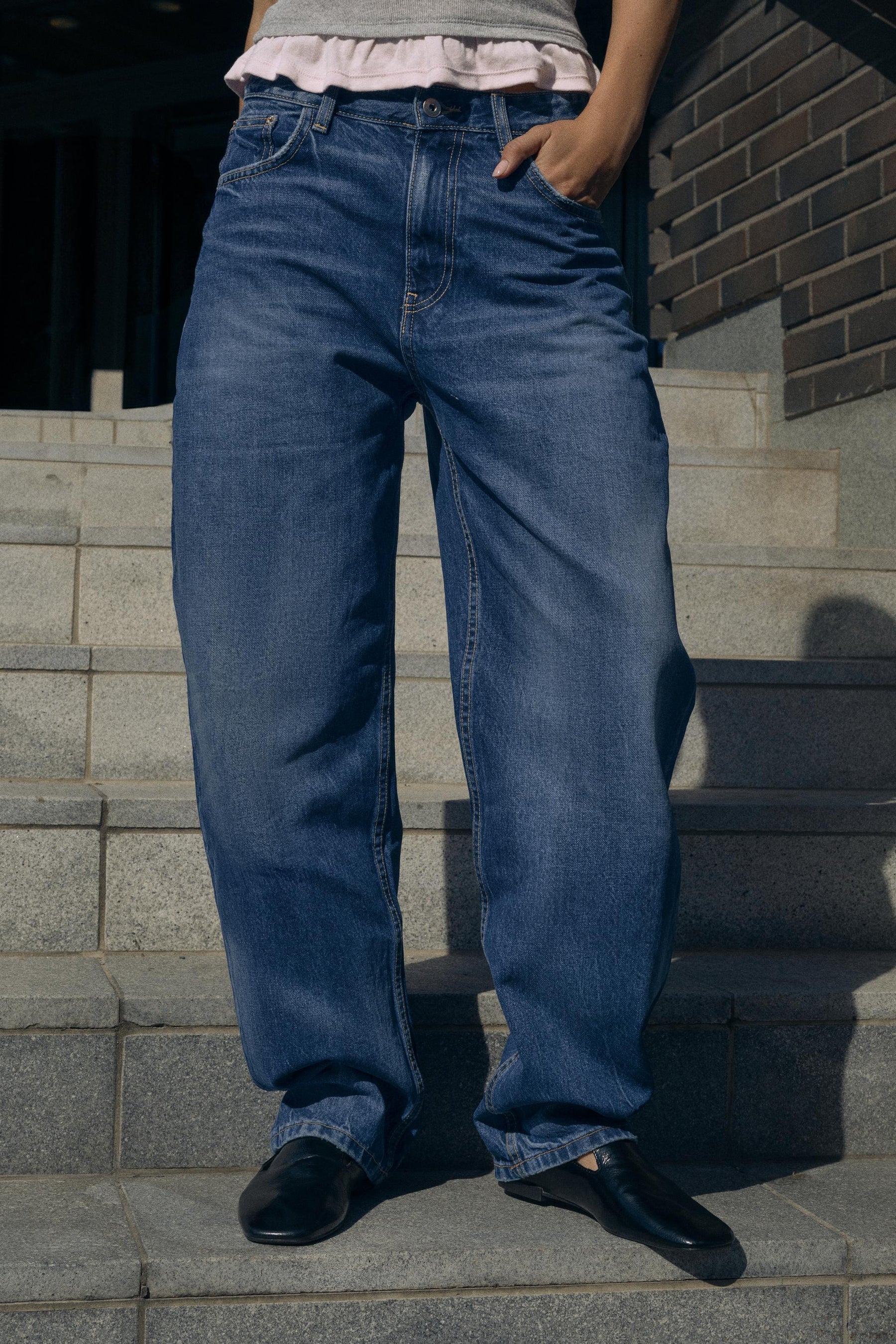 HIGH-WAIST BARREL JEANS