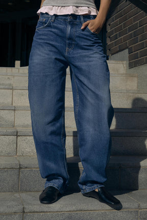 HIGH-WAIST BARREL JEANS