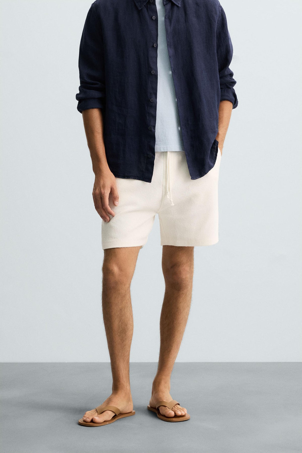 TEXTURE JOGGER BERMUDA SHORTS - Image 2