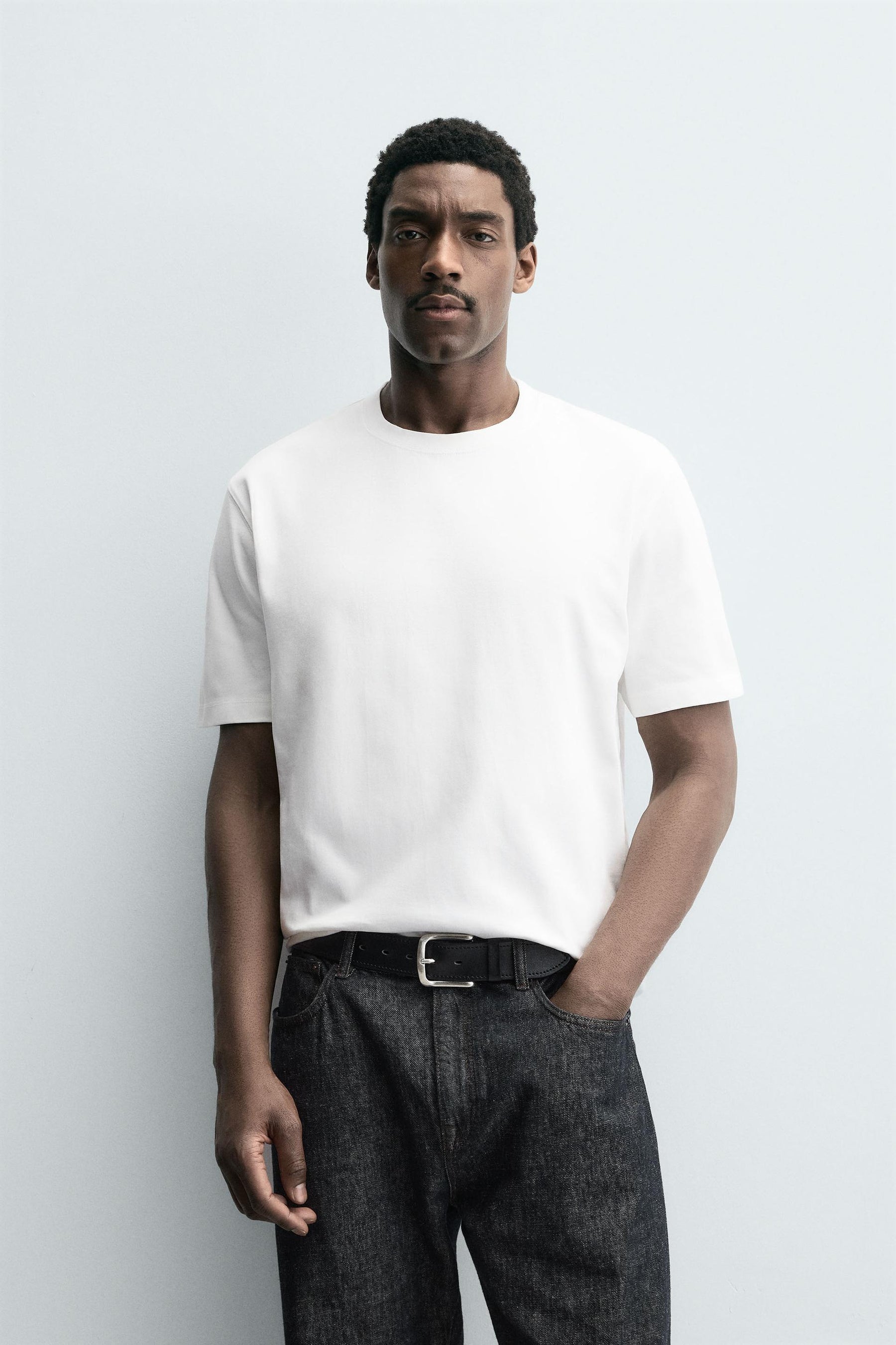 HEAVYWEIGHT SHORT SLEEVE T-SHIRT - Image 2