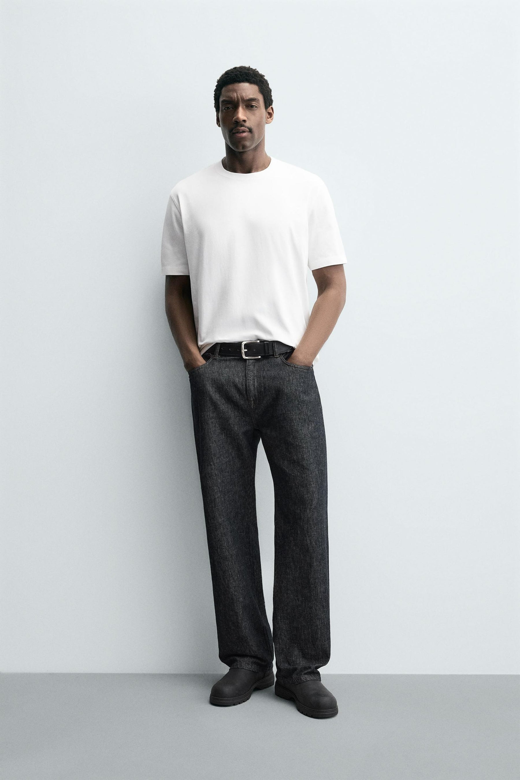 HEAVYWEIGHT SHORT SLEEVE T-SHIRT - Image 1