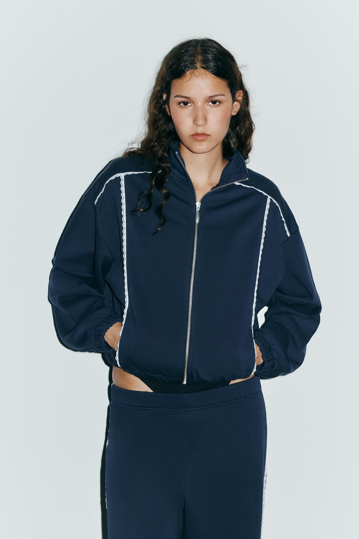 VOLUME LACE SWEATSHIRT