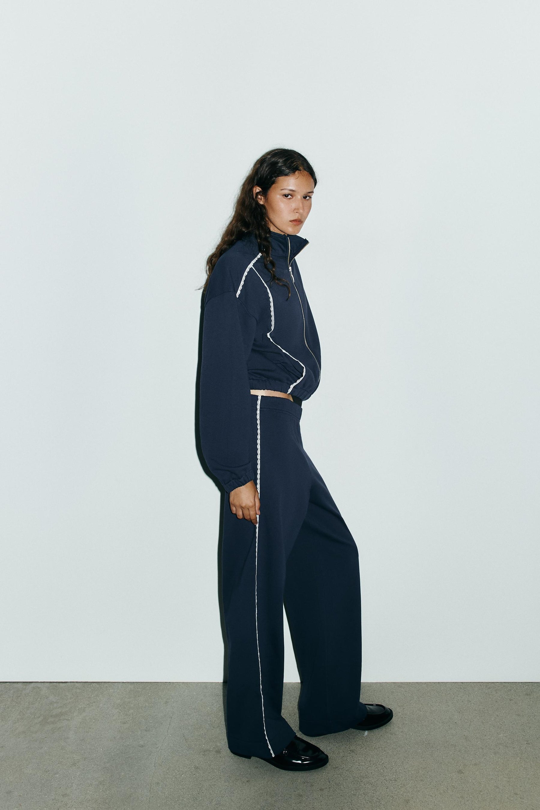 VOLUME LACE SWEATSHIRT