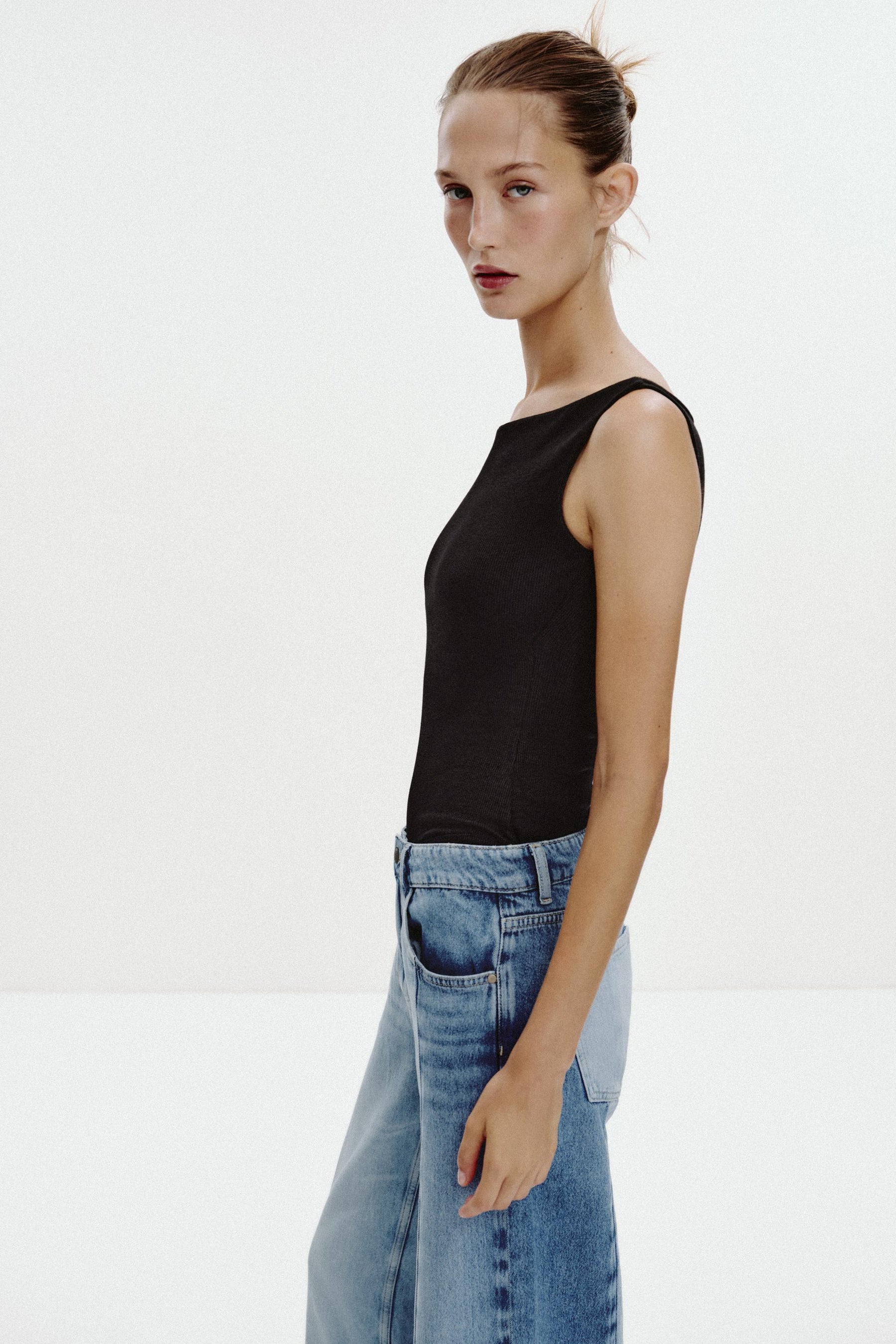 Ribbed cold-shoulder t-shirt.