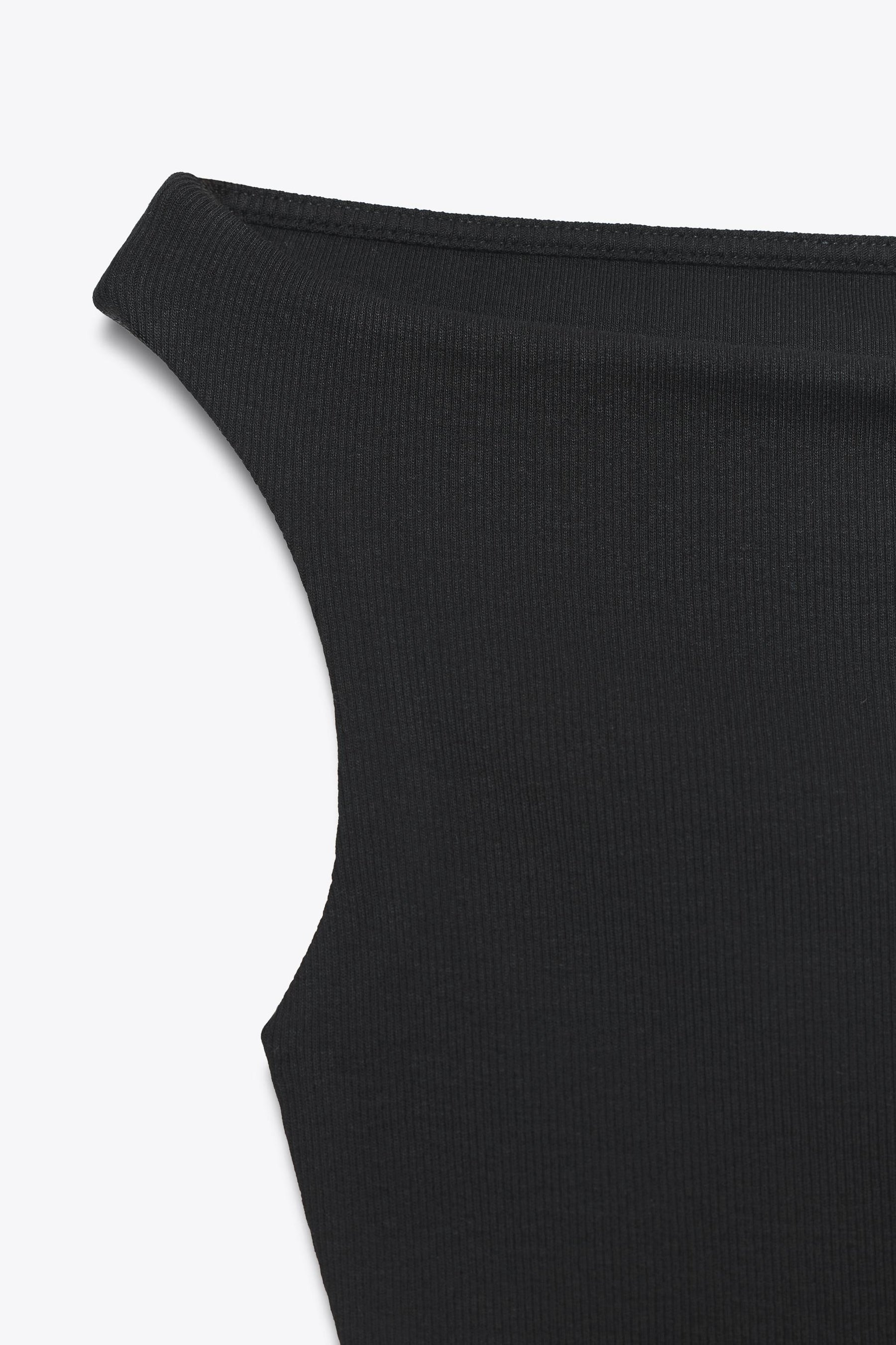 Ribbed cold-shoulder t-shirt.