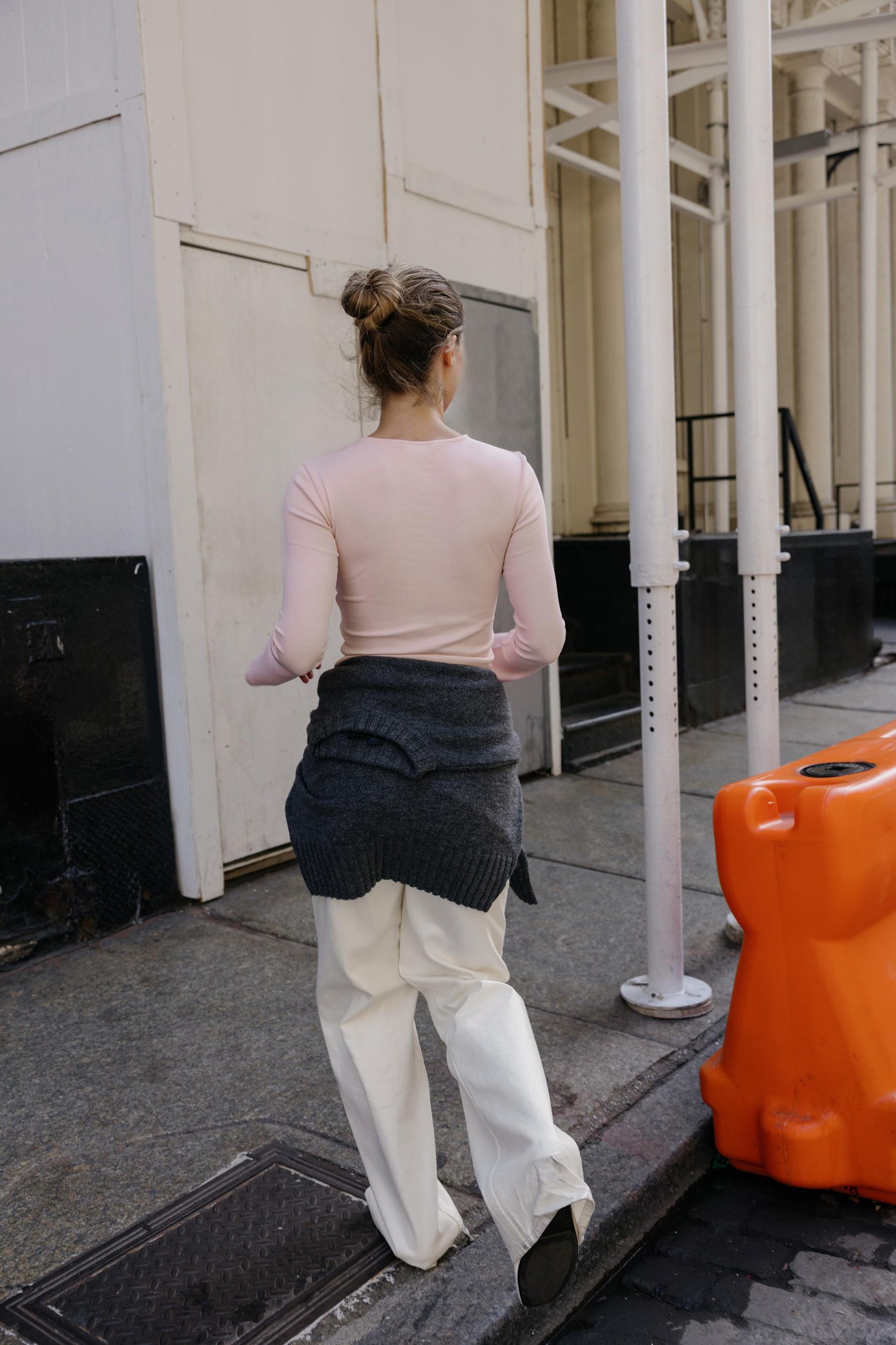 Flared sleeve rib t-shirt.