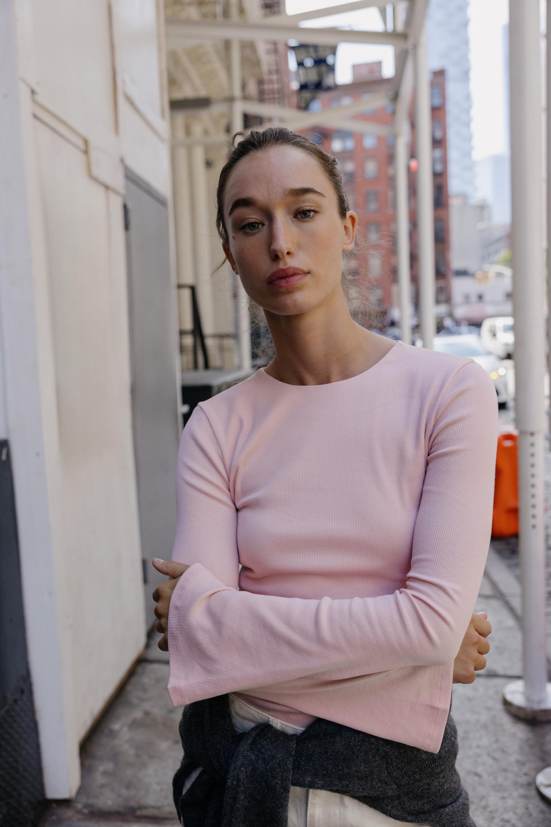 Flared sleeve rib t-shirt.