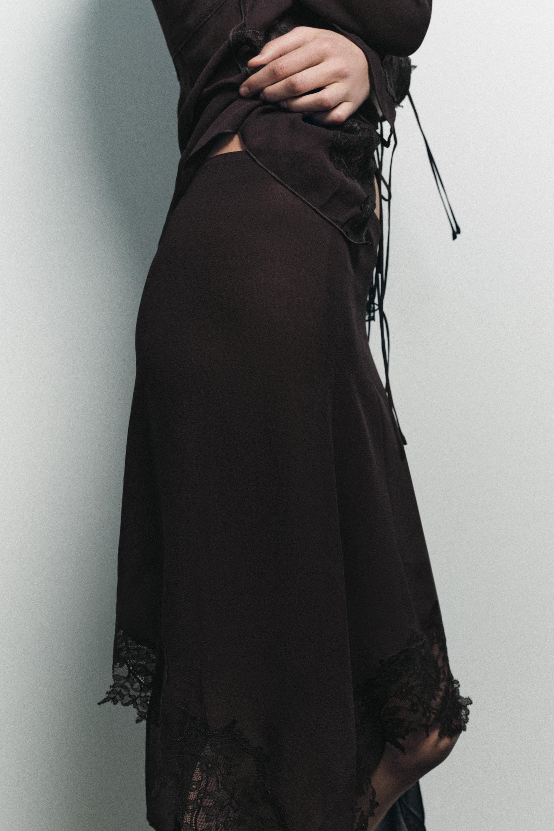 ASYMMETRIC LACE SKIRT