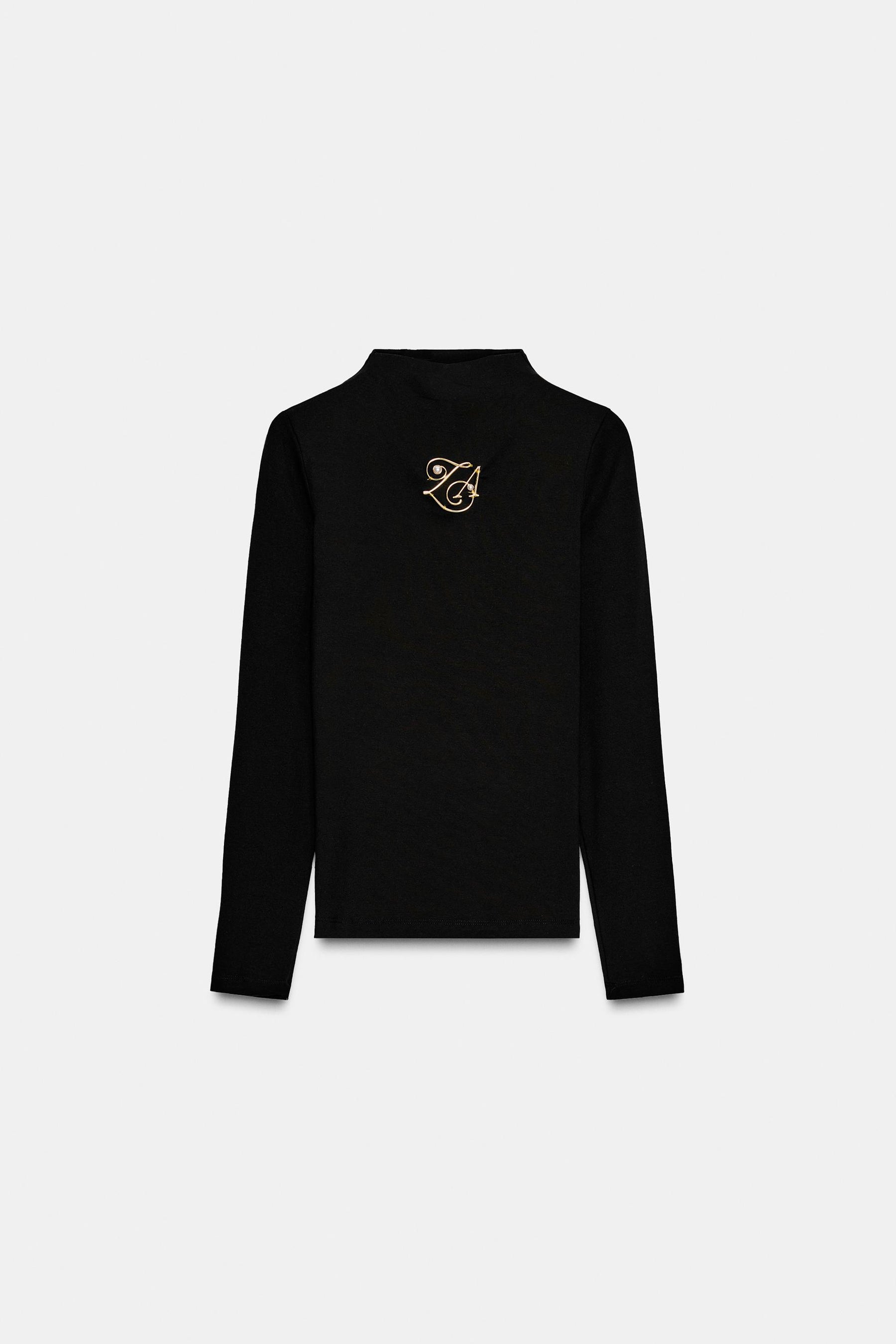 HIGH NECK BROOCH T-SHIRT