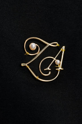 HIGH NECK BROOCH T-SHIRT