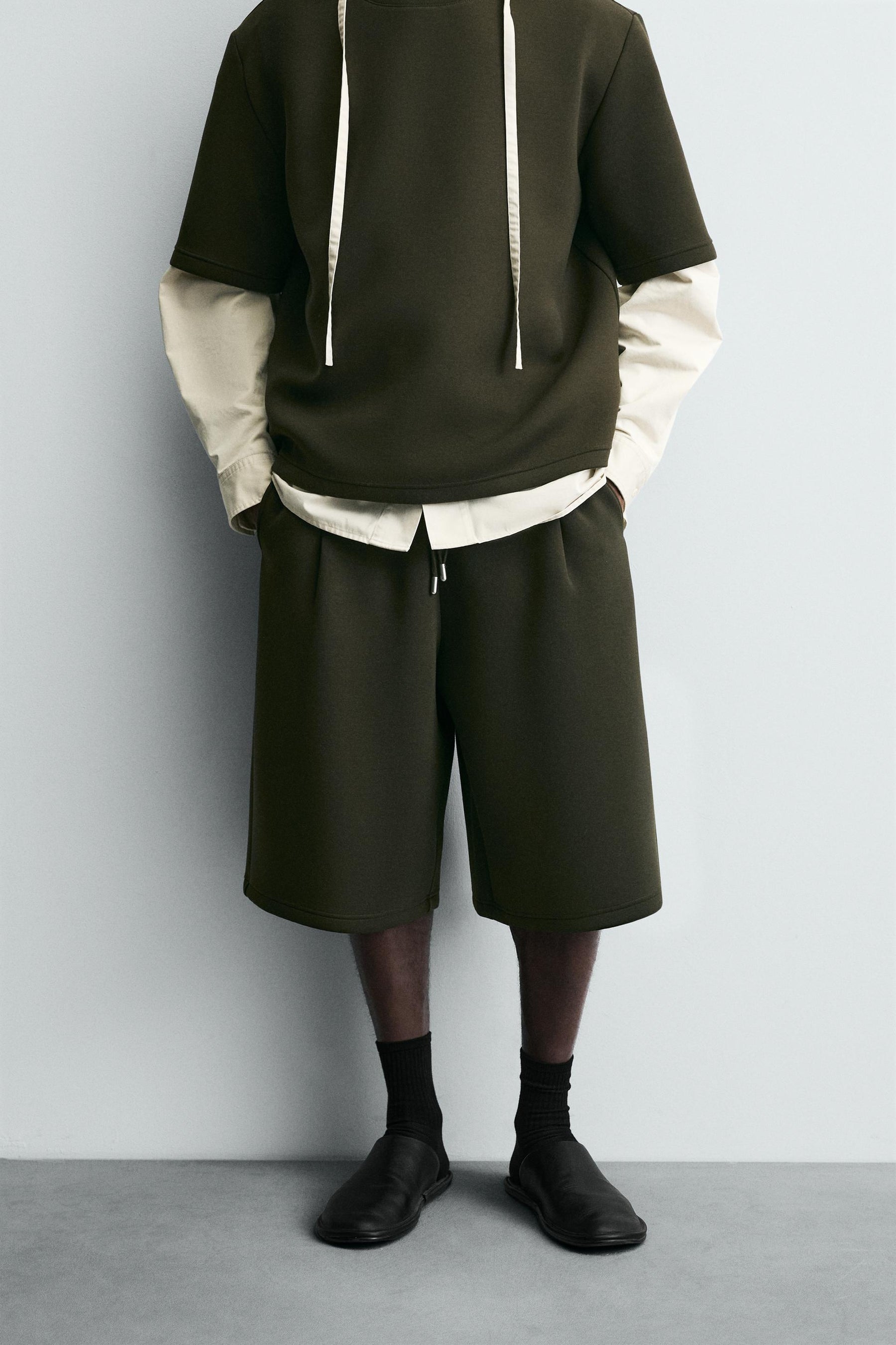 NEOPRENE-EFFECT BERMUDA SHORTS WITH DARTS - Image 2