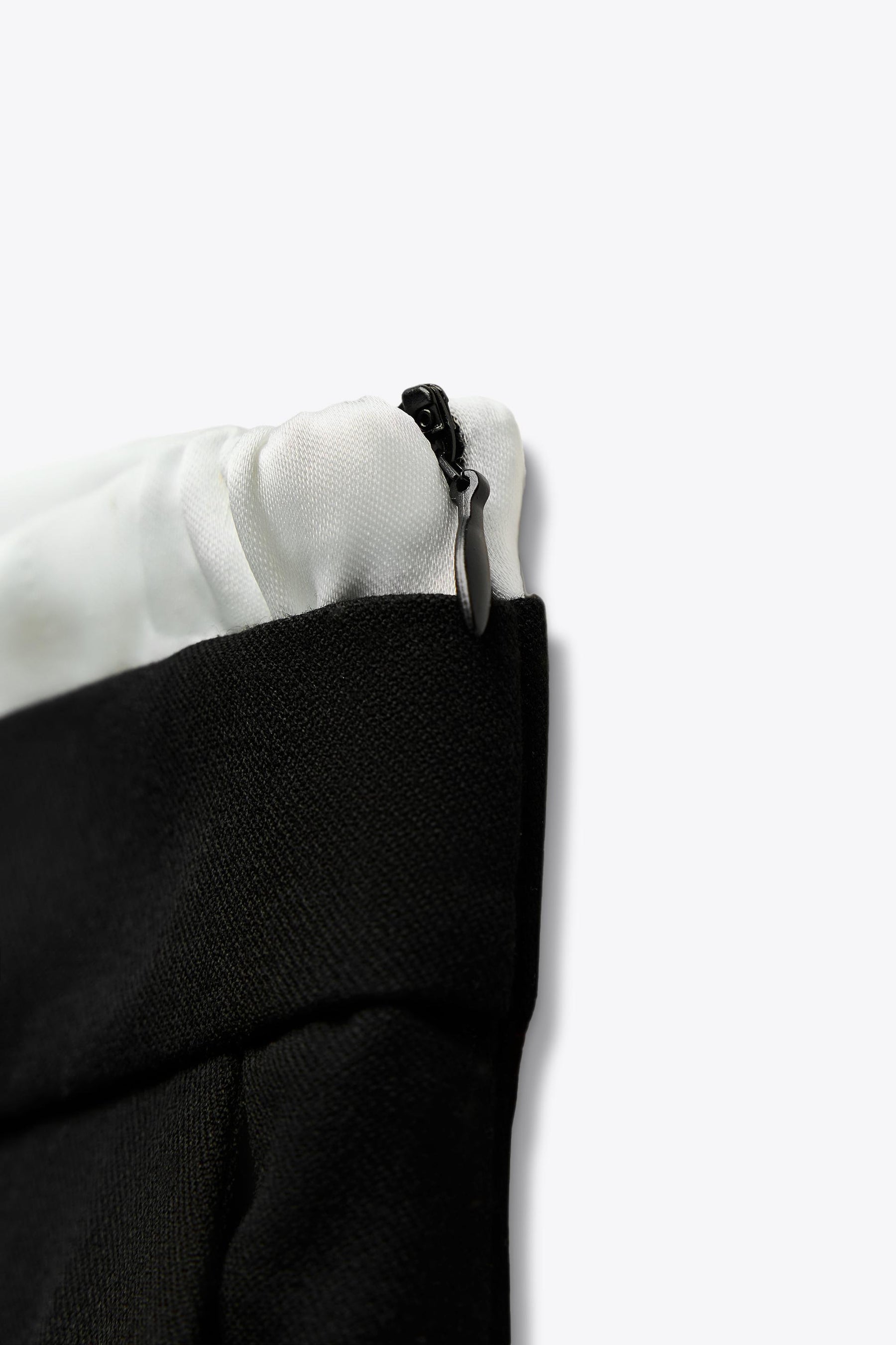 Wide-leg trousers with waistband.