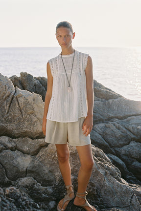 Sleeveless romantic fashion top.