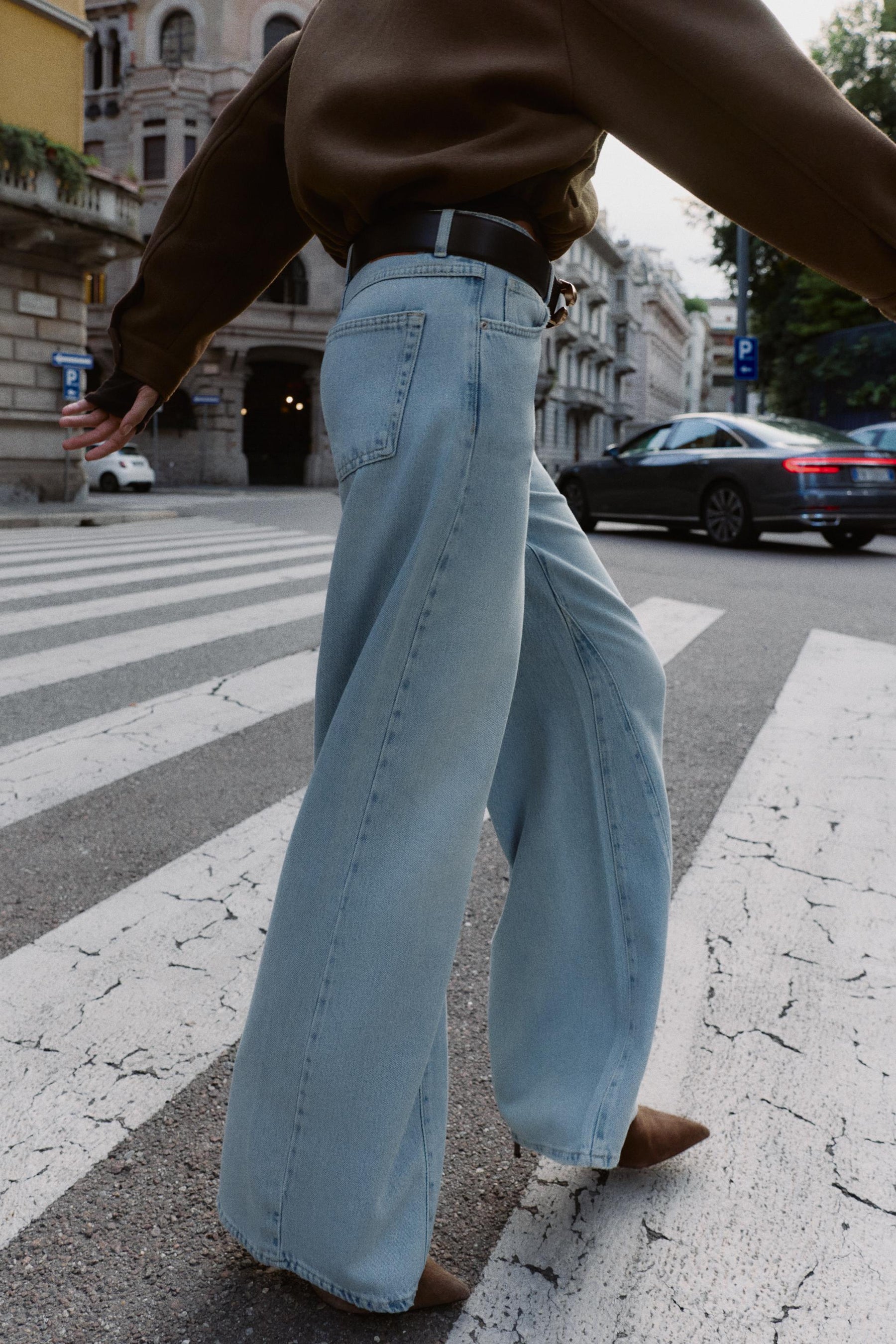 Wide-leg high-waist jeans