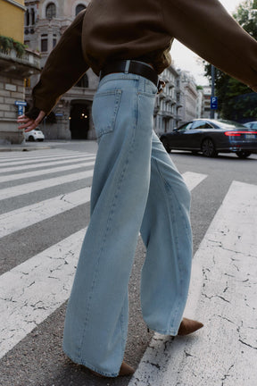 Wide-leg high-waist jeans