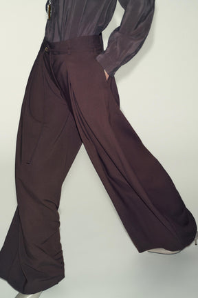 Wide-leg trousers with belt.