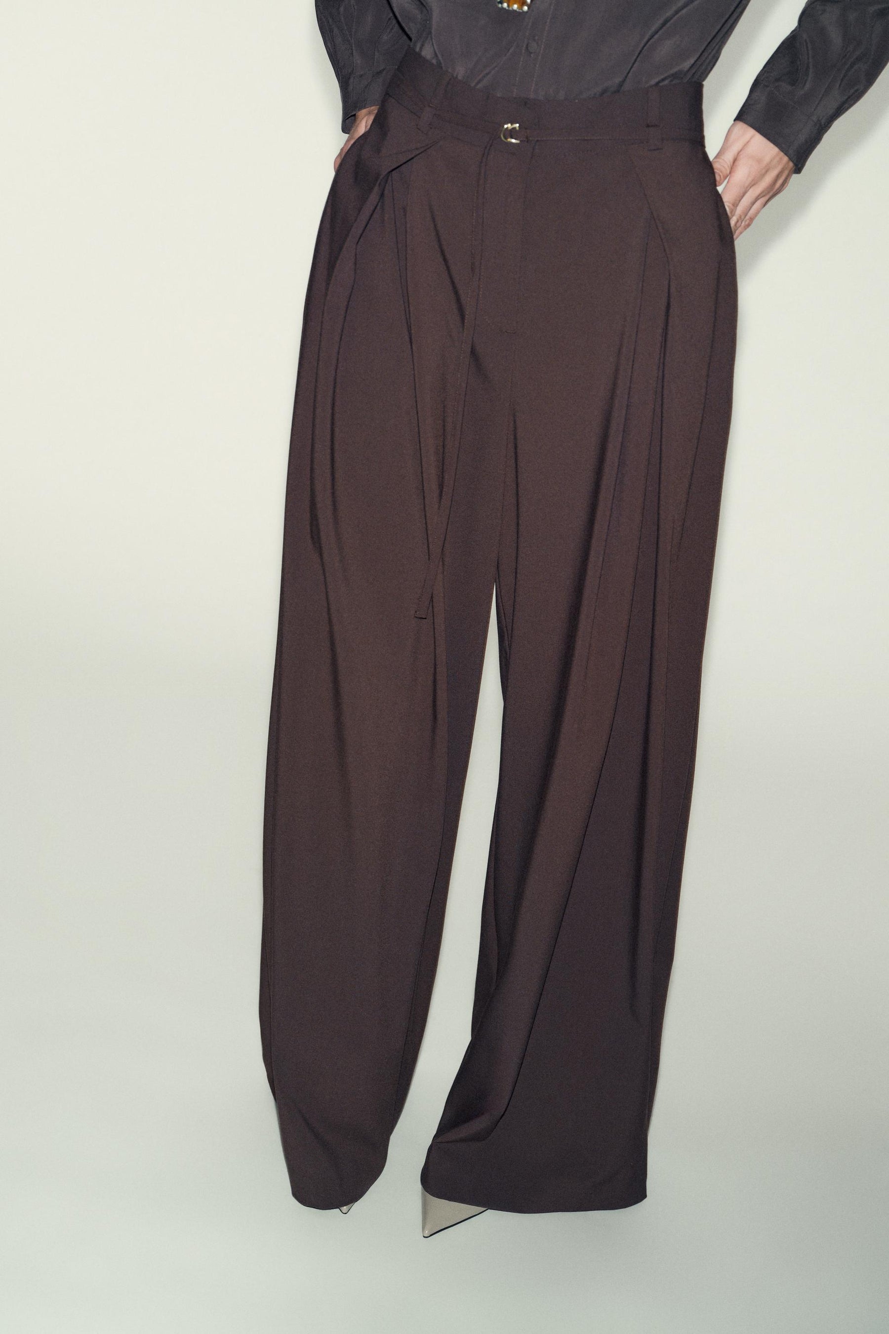 Wide-leg trousers with belt.
