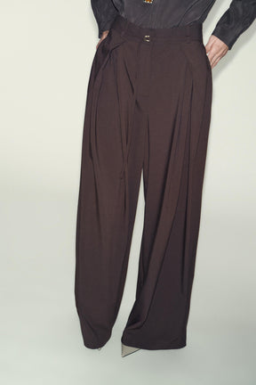 Wide-leg trousers with belt.
