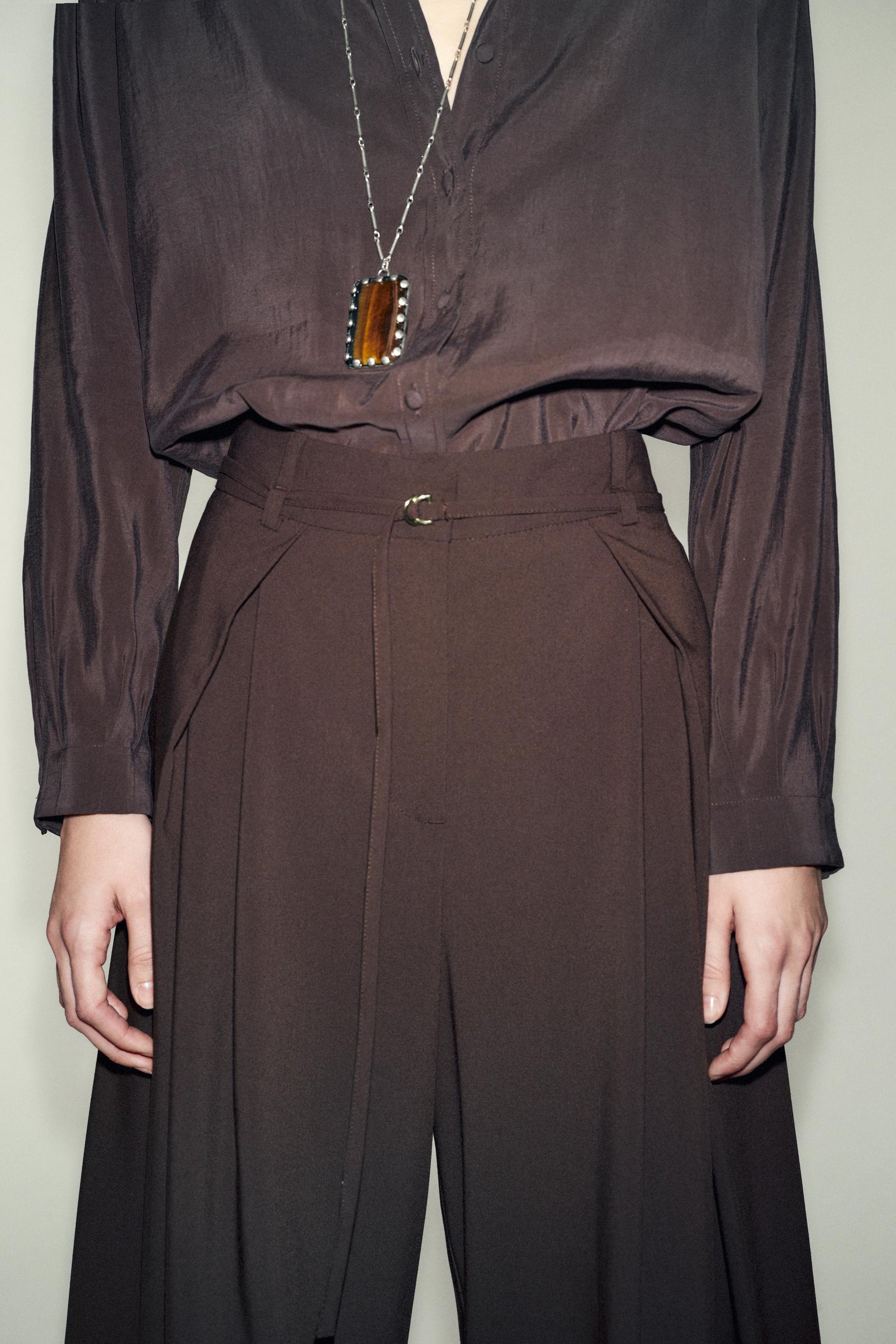 Wide-leg trousers with belt.