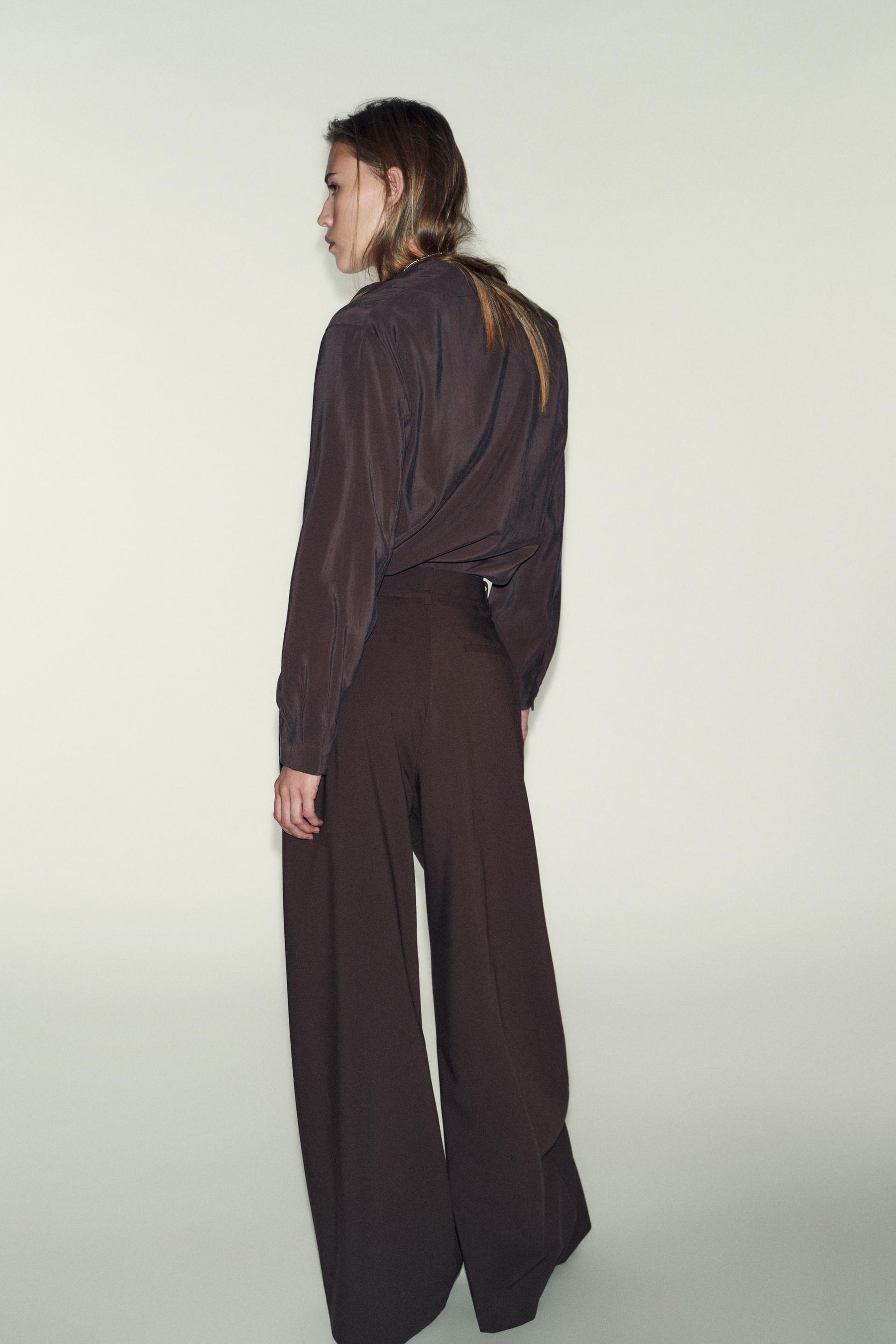 Wide-leg trousers with belt.