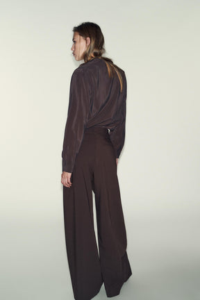 Wide-leg trousers with belt.