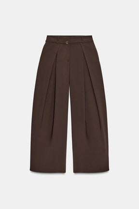 Wide-leg trousers with belt.