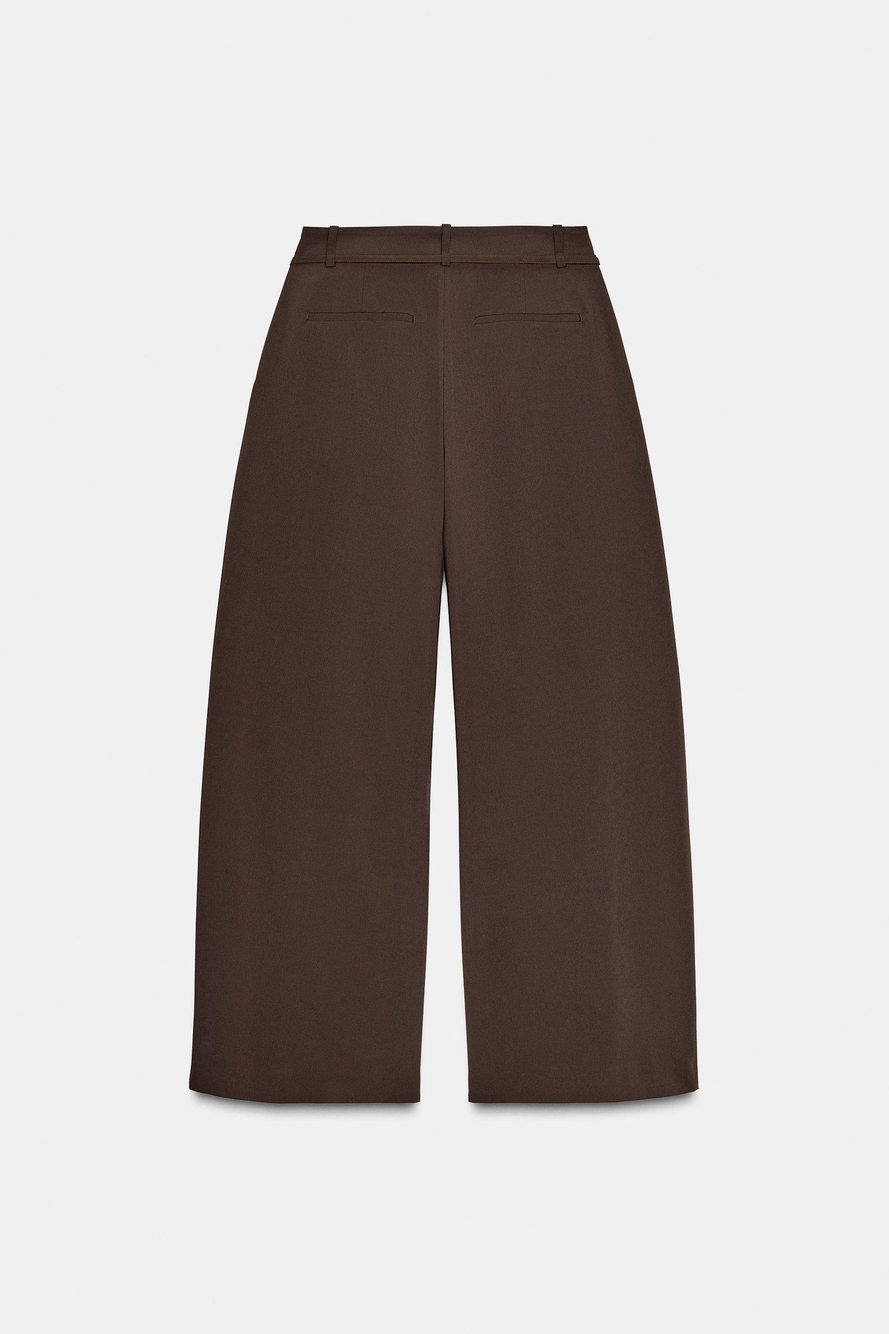 Wide-leg trousers with belt.