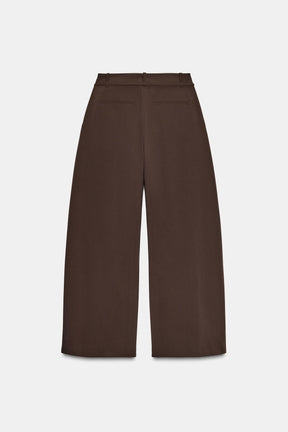 Wide-leg trousers with belt.