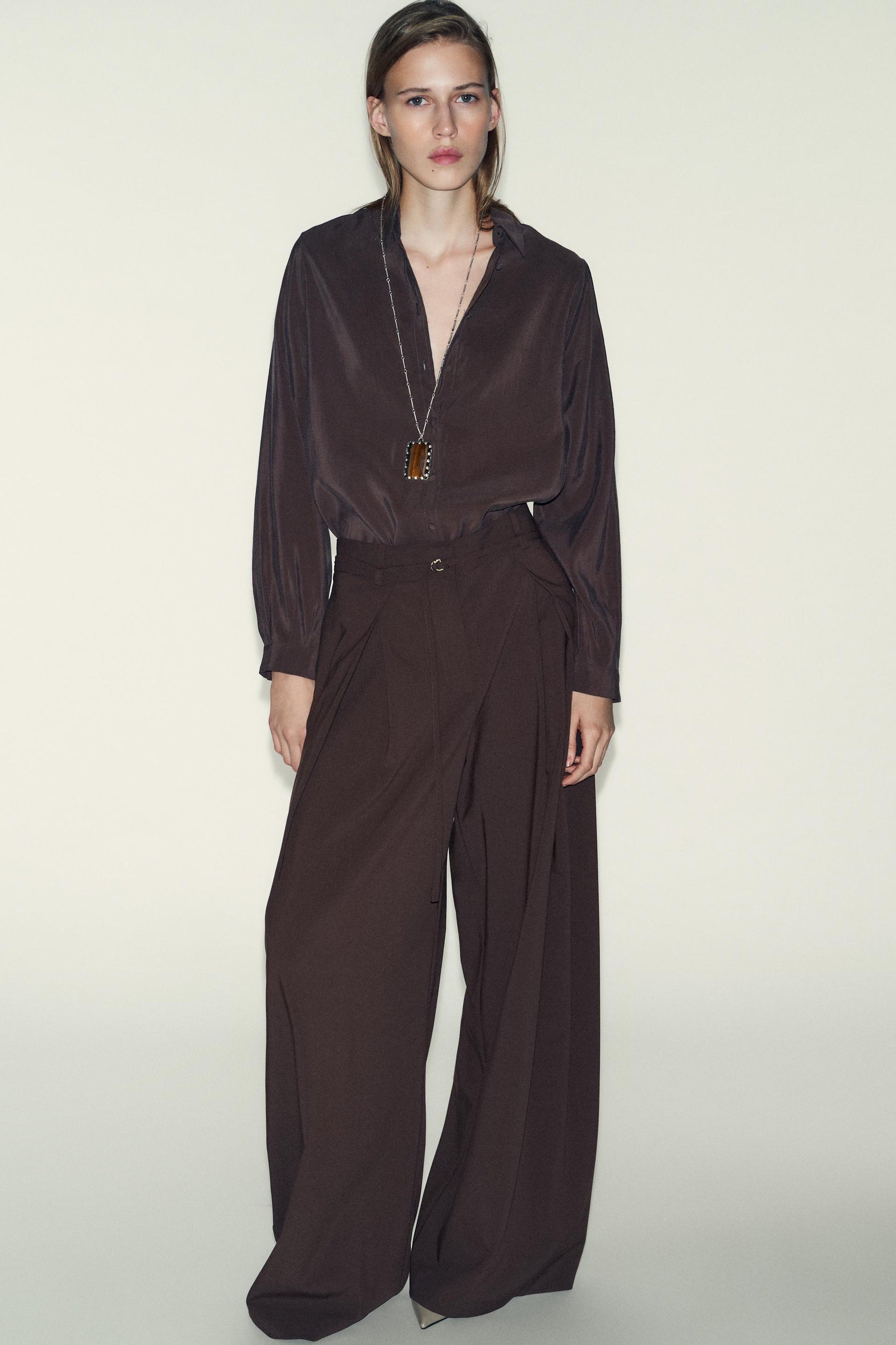 Wide-leg trousers with belt.