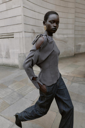 Shoulder-opening bow blouse