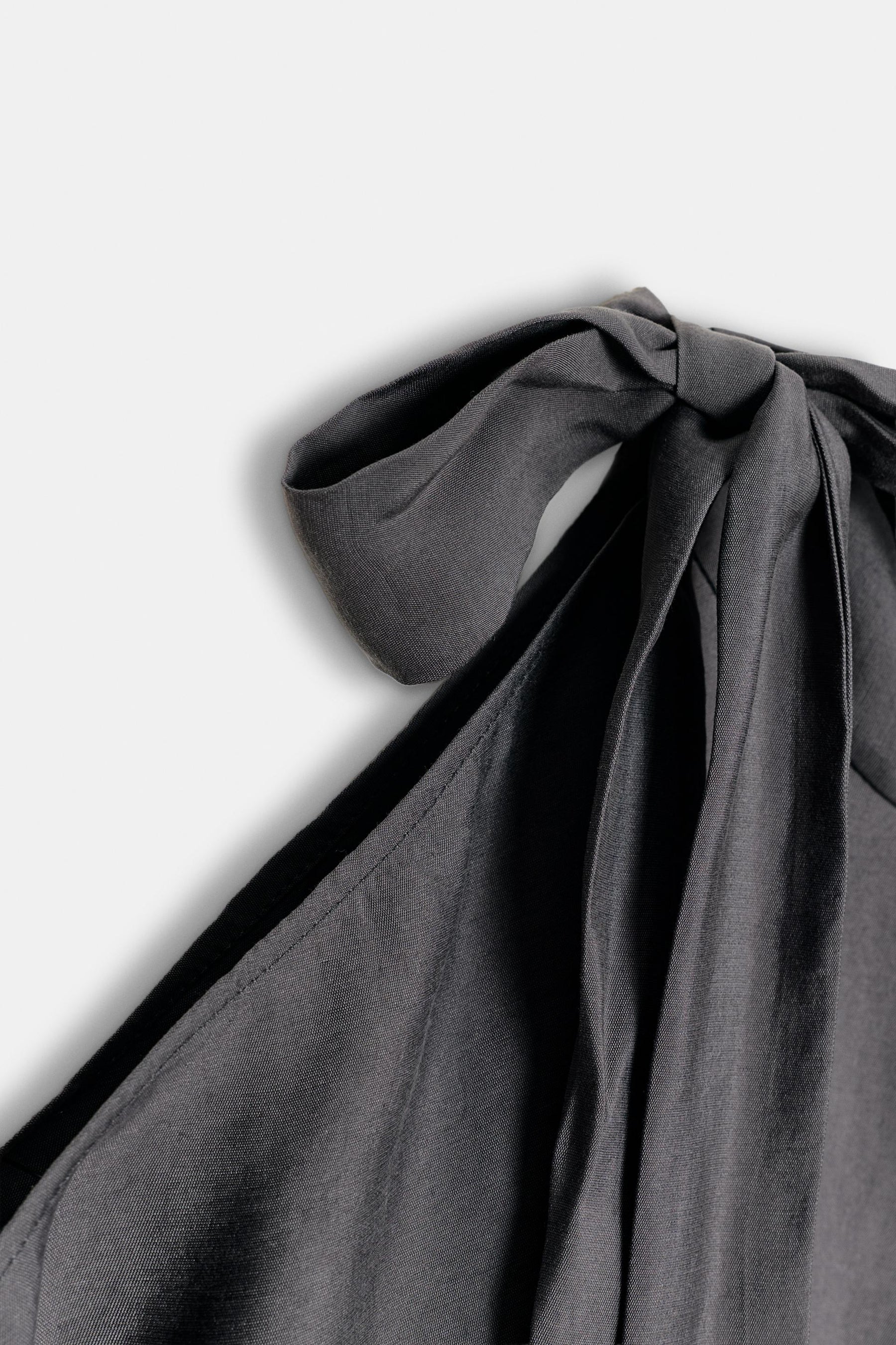 Shoulder-opening bow blouse