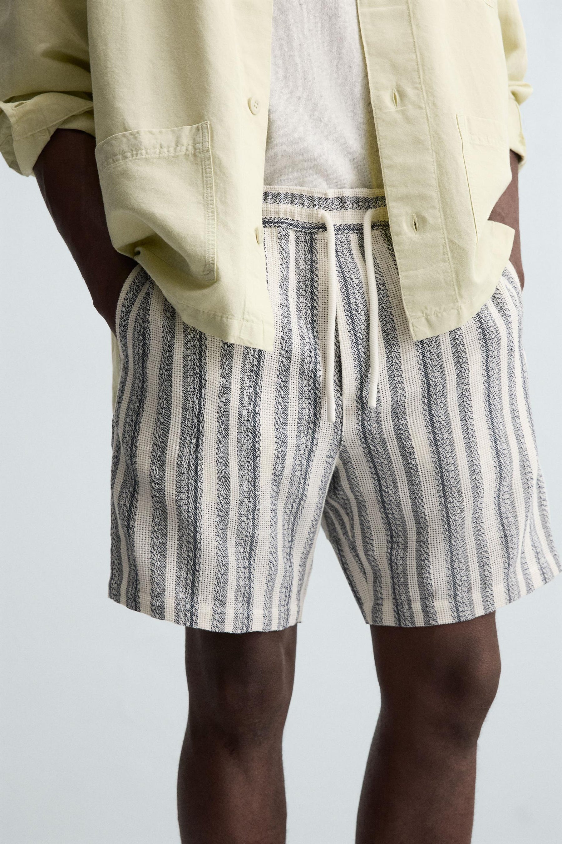 TEXTURED REGULAR FIT BERMUDA SHORTS - Image 5