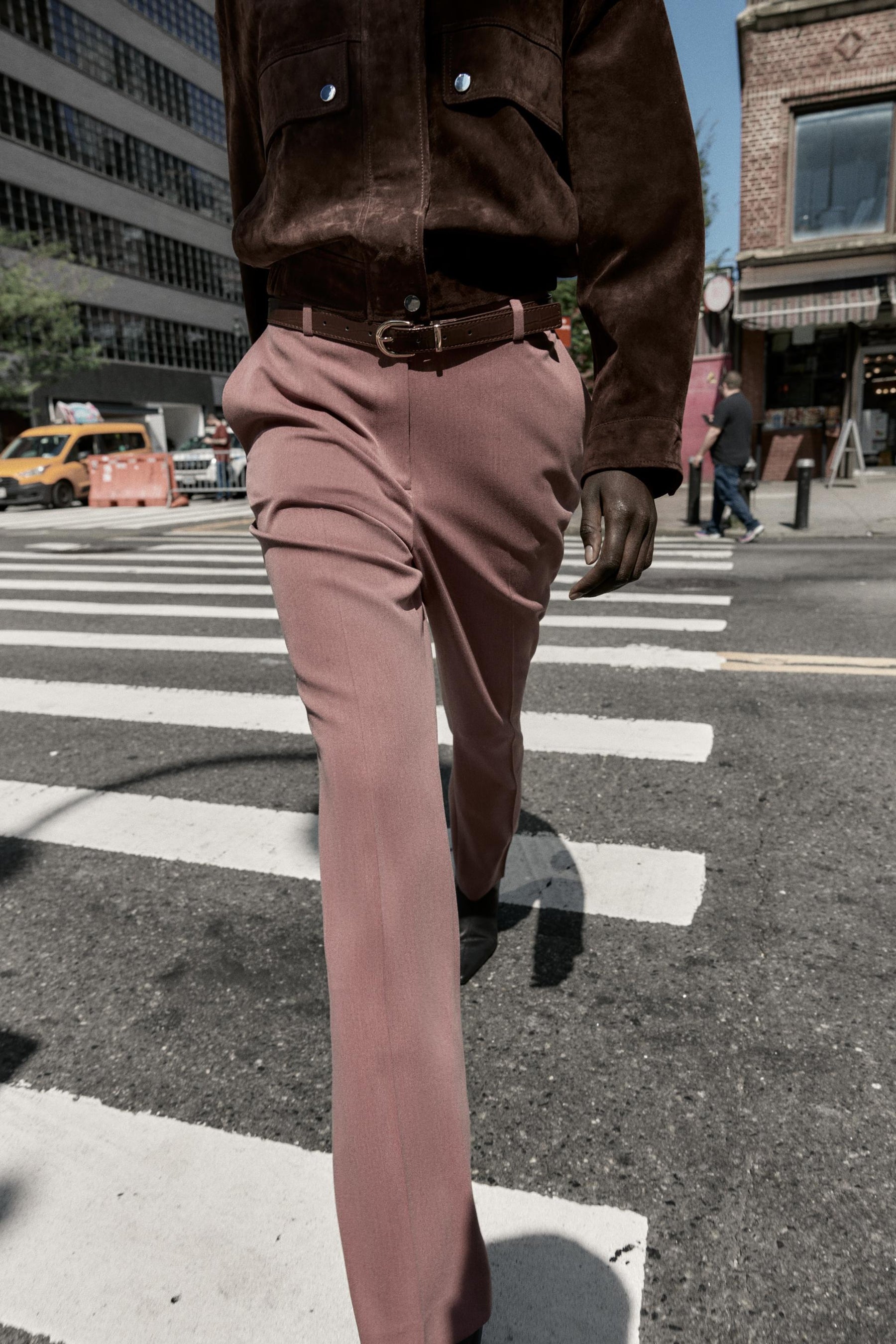 Straight-leg trousers with belt.