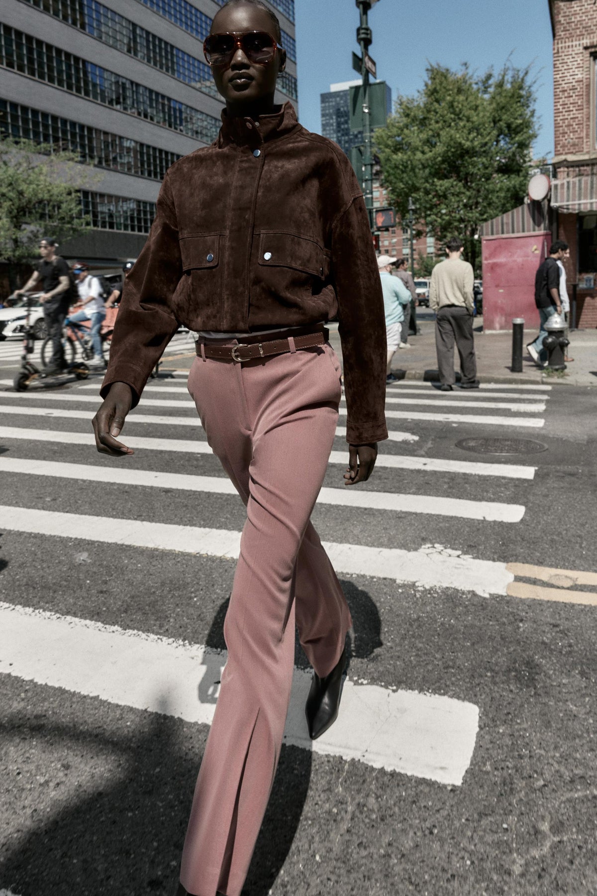 Straight-leg trousers with belt.