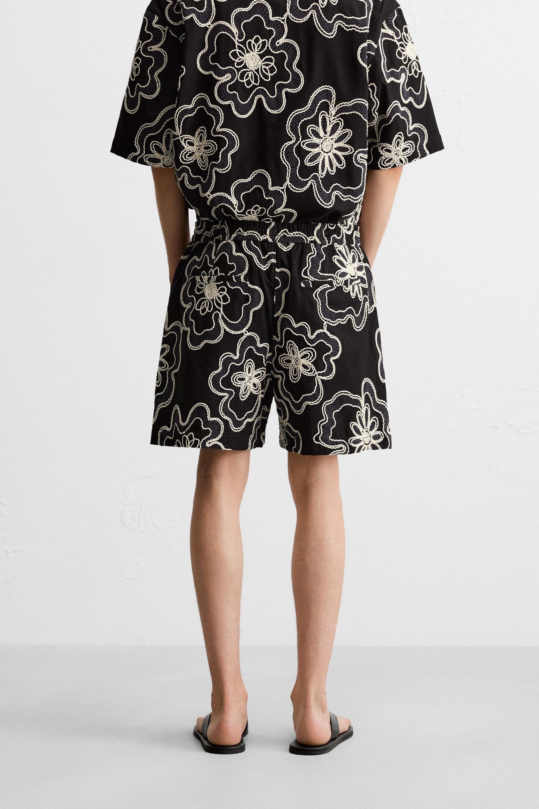 EMBOSSED EMBROIDERED BERMUDA SHORTS - Image 3