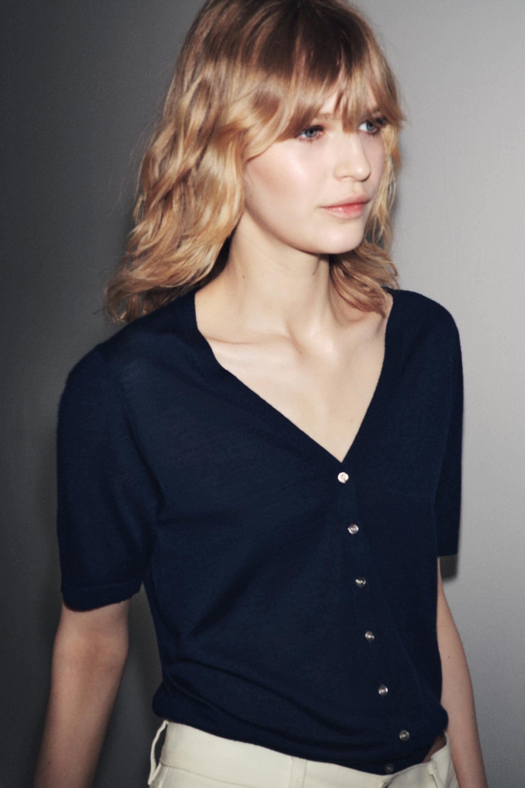 100% EXTRA FINE WOOL SHORT SLEEVE CARDIGAN - Image 2