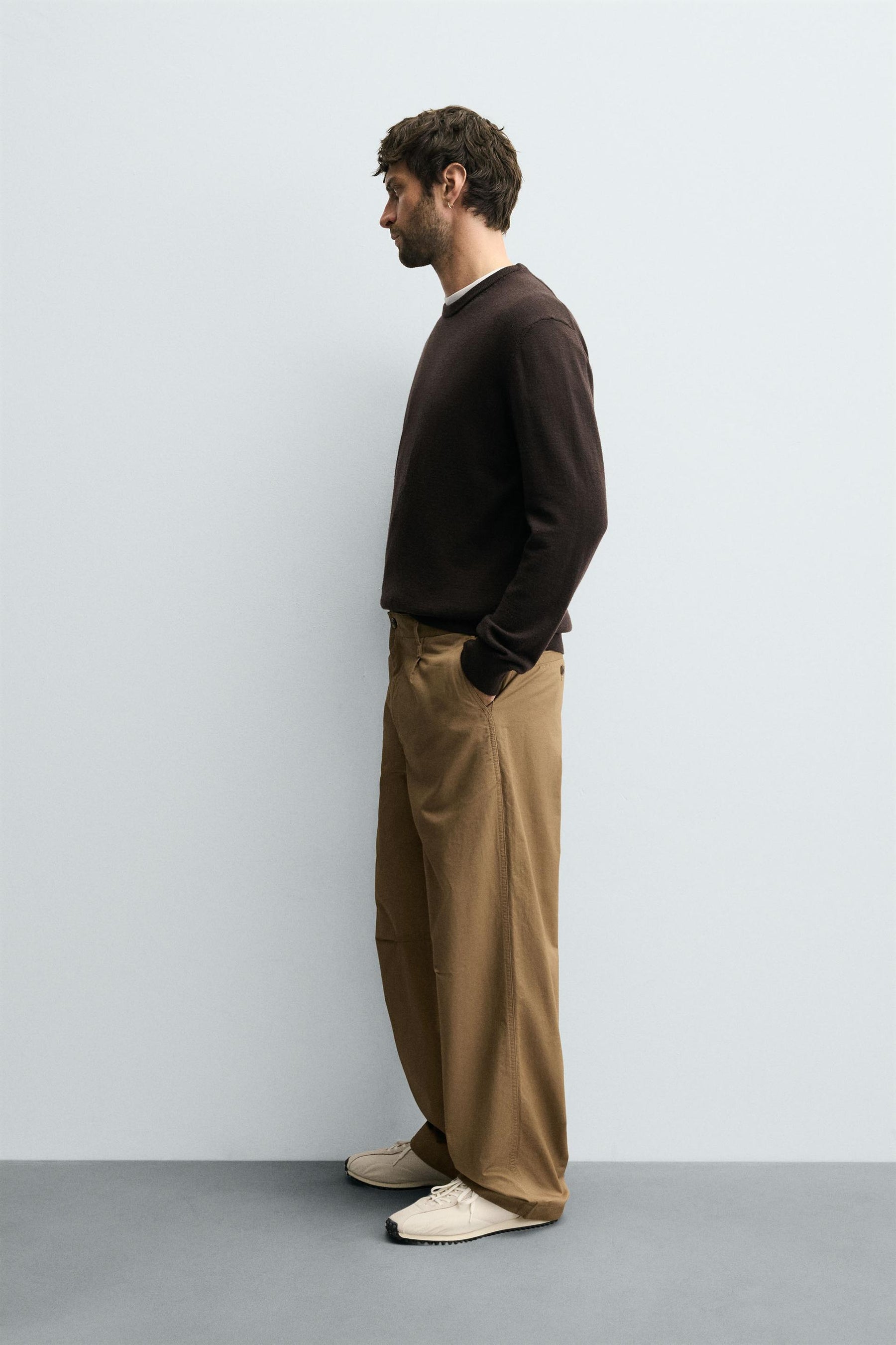 RELAXED FIT PLEATED CHINO TROUSERS - Image 4
