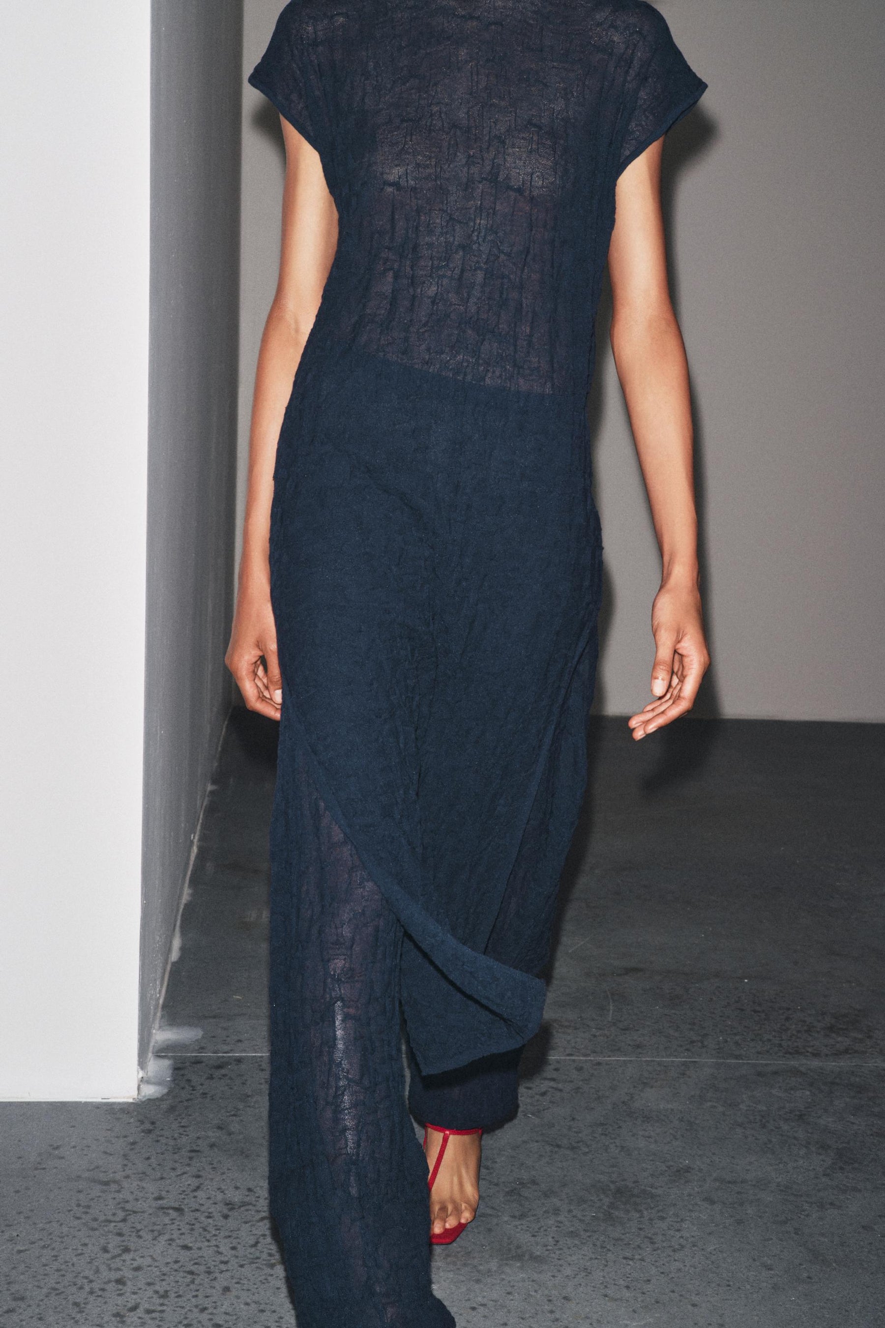 FINE KNIT CRINKLED MIDI DRESS - Image 2