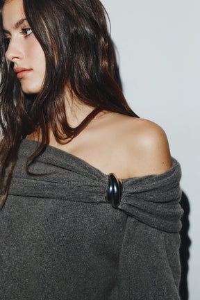 Off-the-shoulder knit jumper