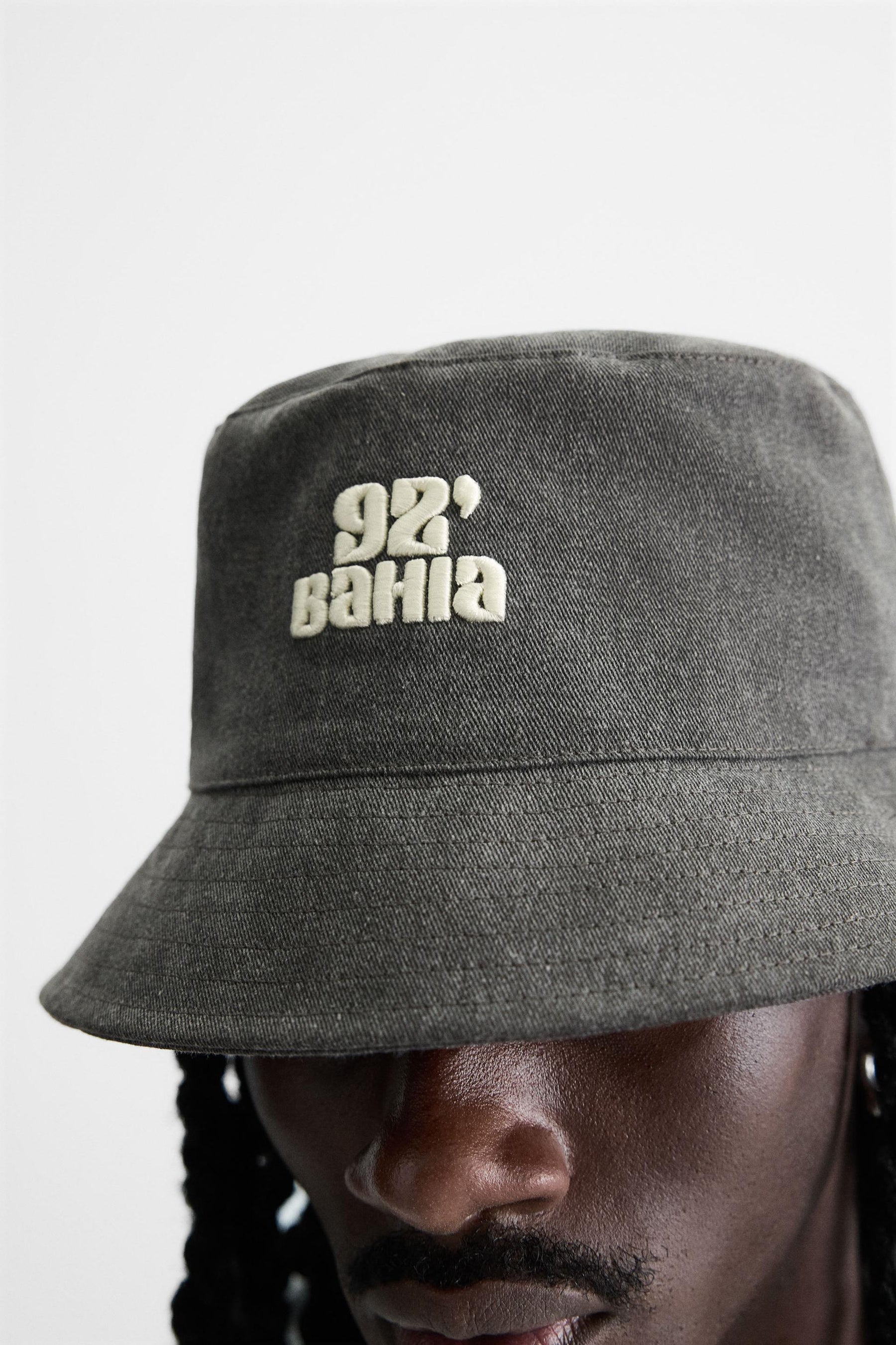 CONTRAST EMBROIDERY BUCKET HAT - Image 4
