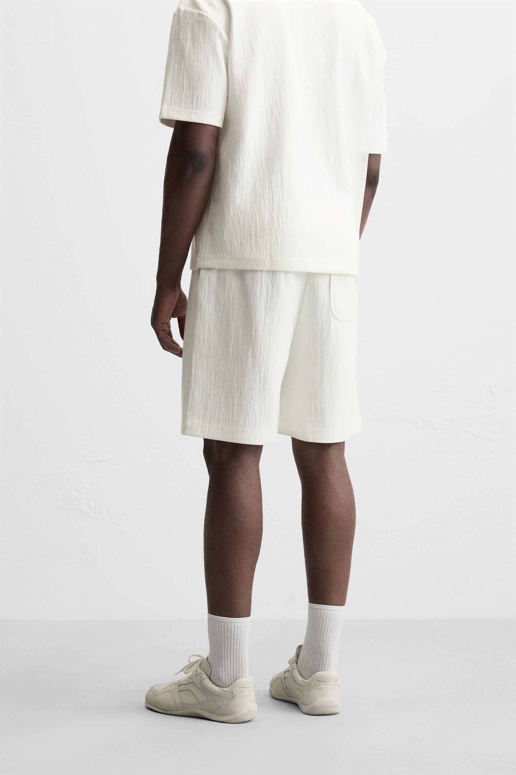 TEXTURED JOGGER BERMUDA SHORTS - Image 3