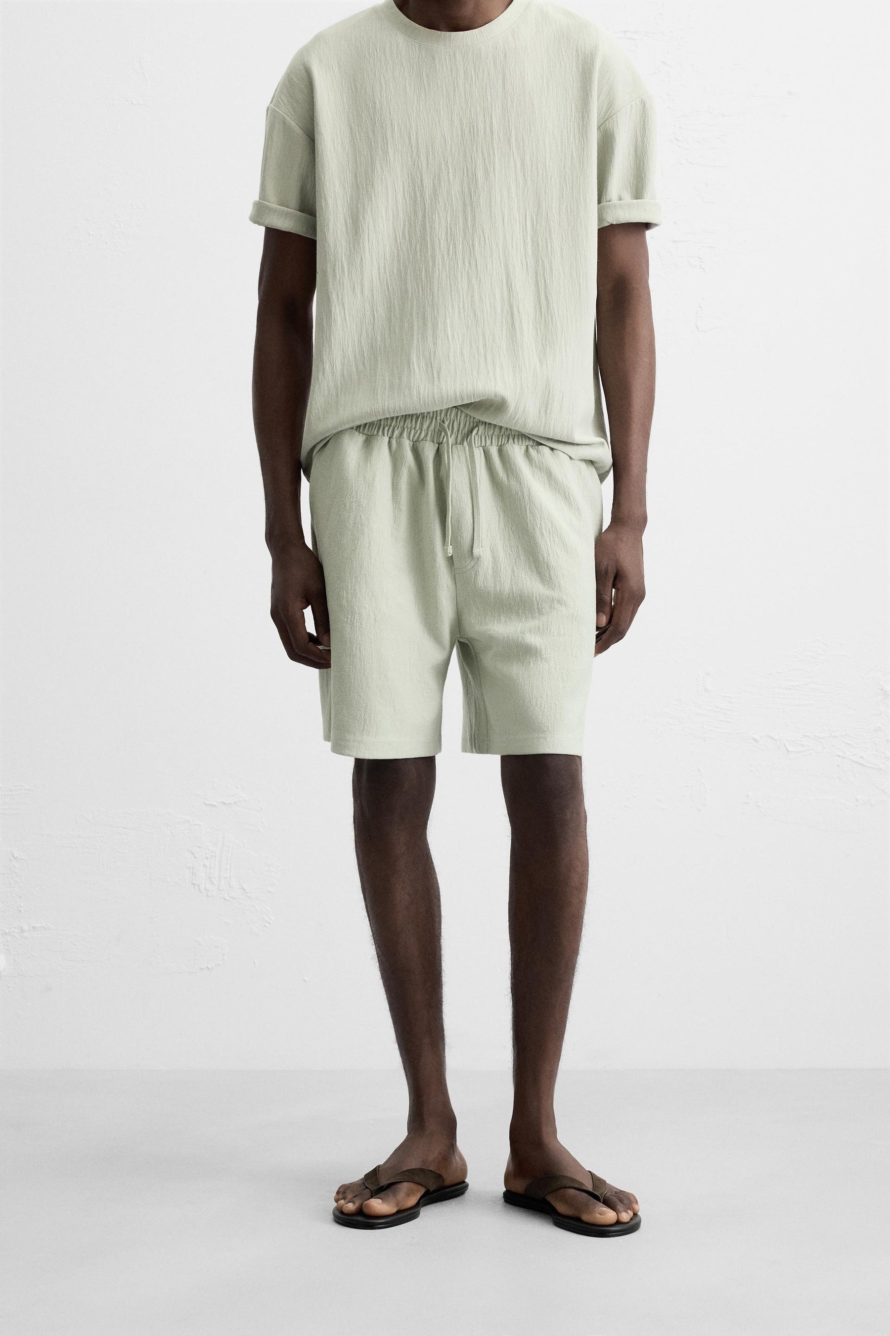 TEXTURED JOGGER BERMUDA SHORTS - Image 2