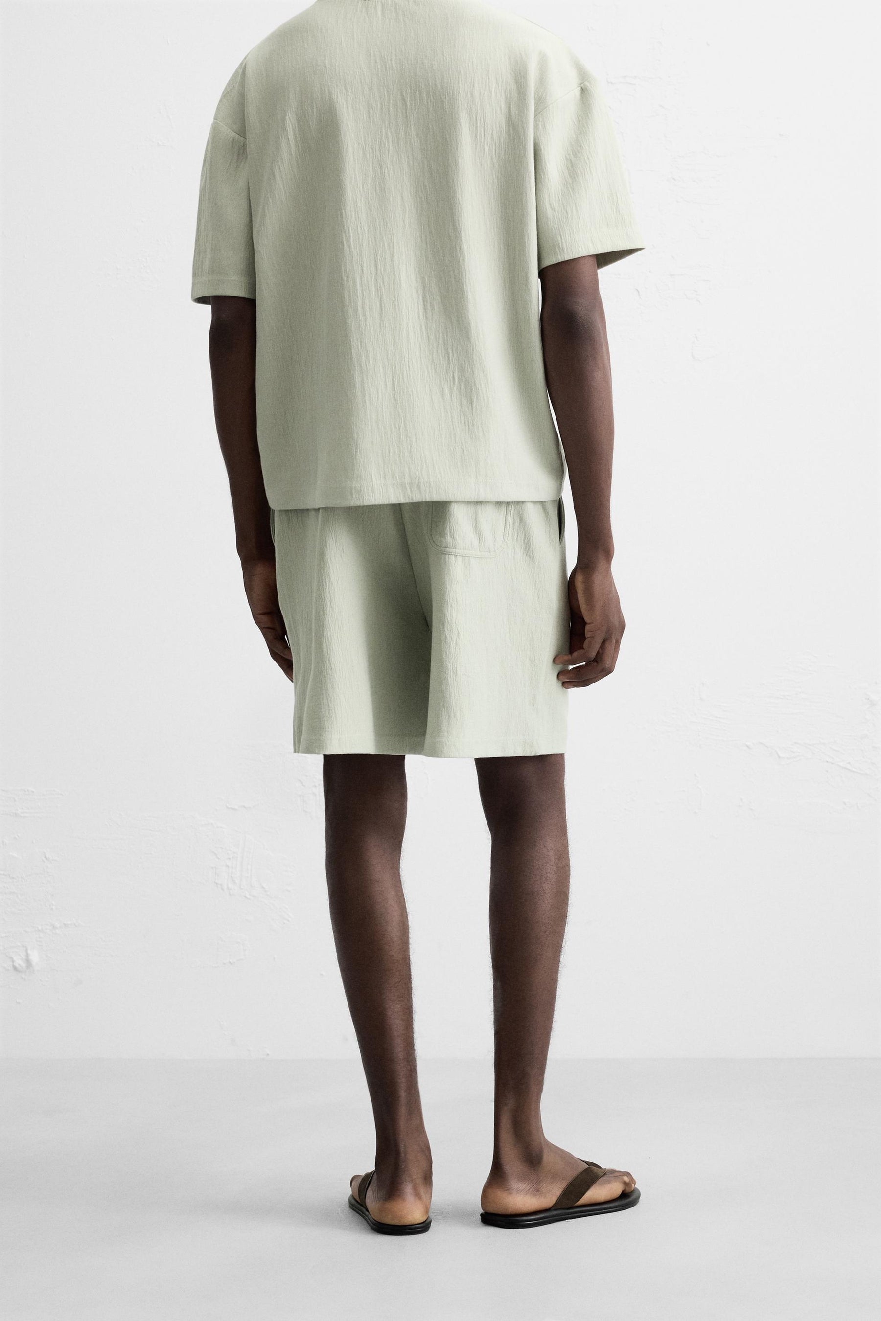 TEXTURED JOGGER BERMUDA SHORTS - Image 3