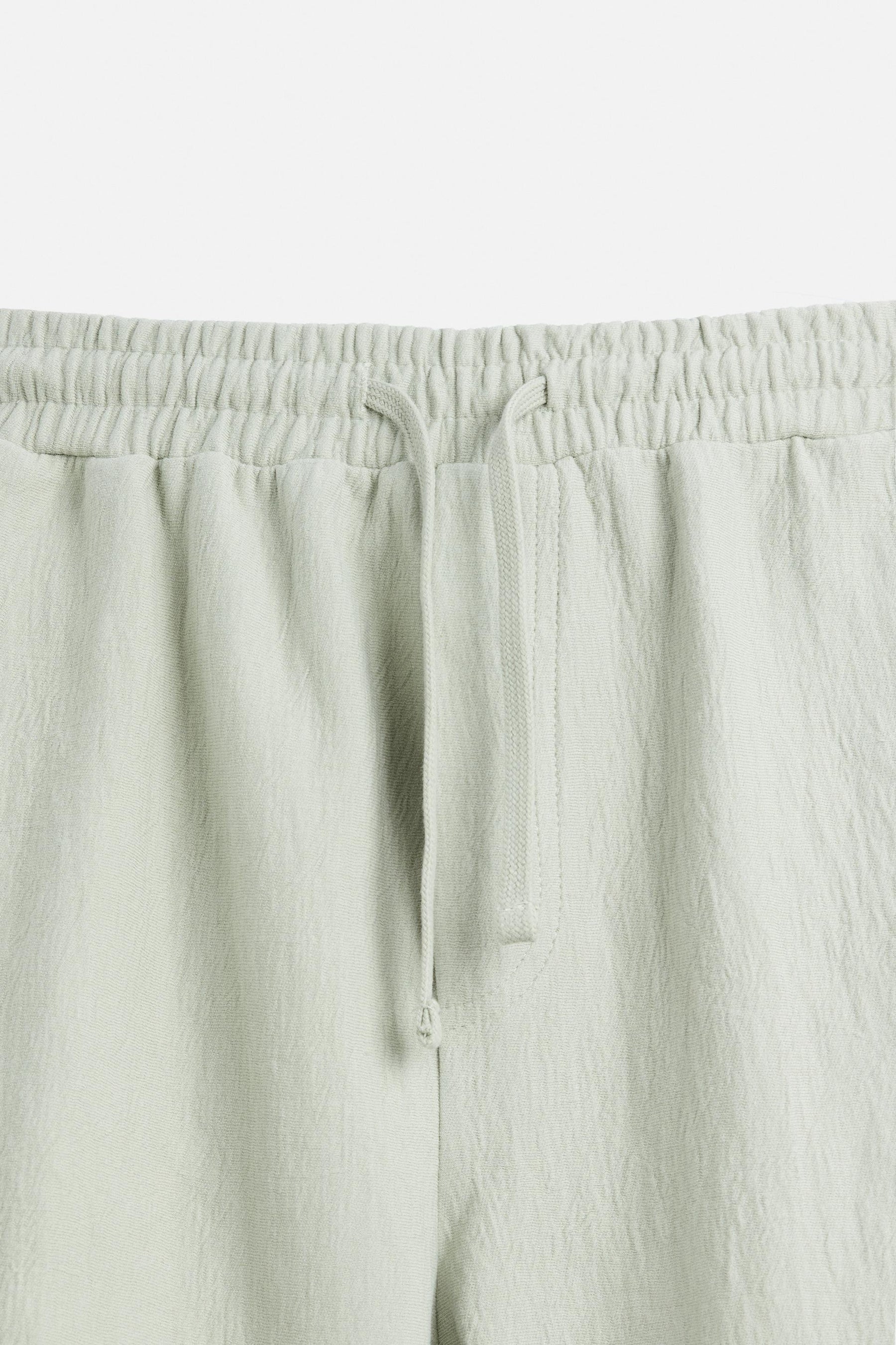 TEXTURED JOGGER BERMUDA SHORTS - Image 9