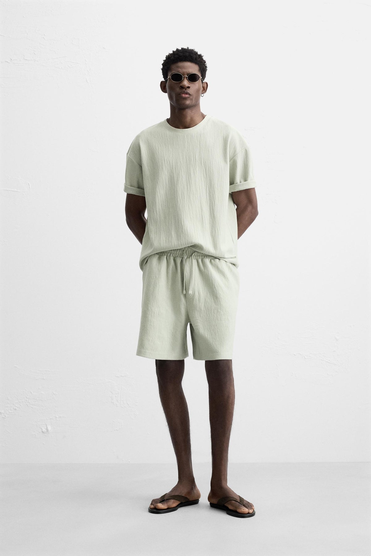 TEXTURED JOGGER BERMUDA SHORTS - Image 1