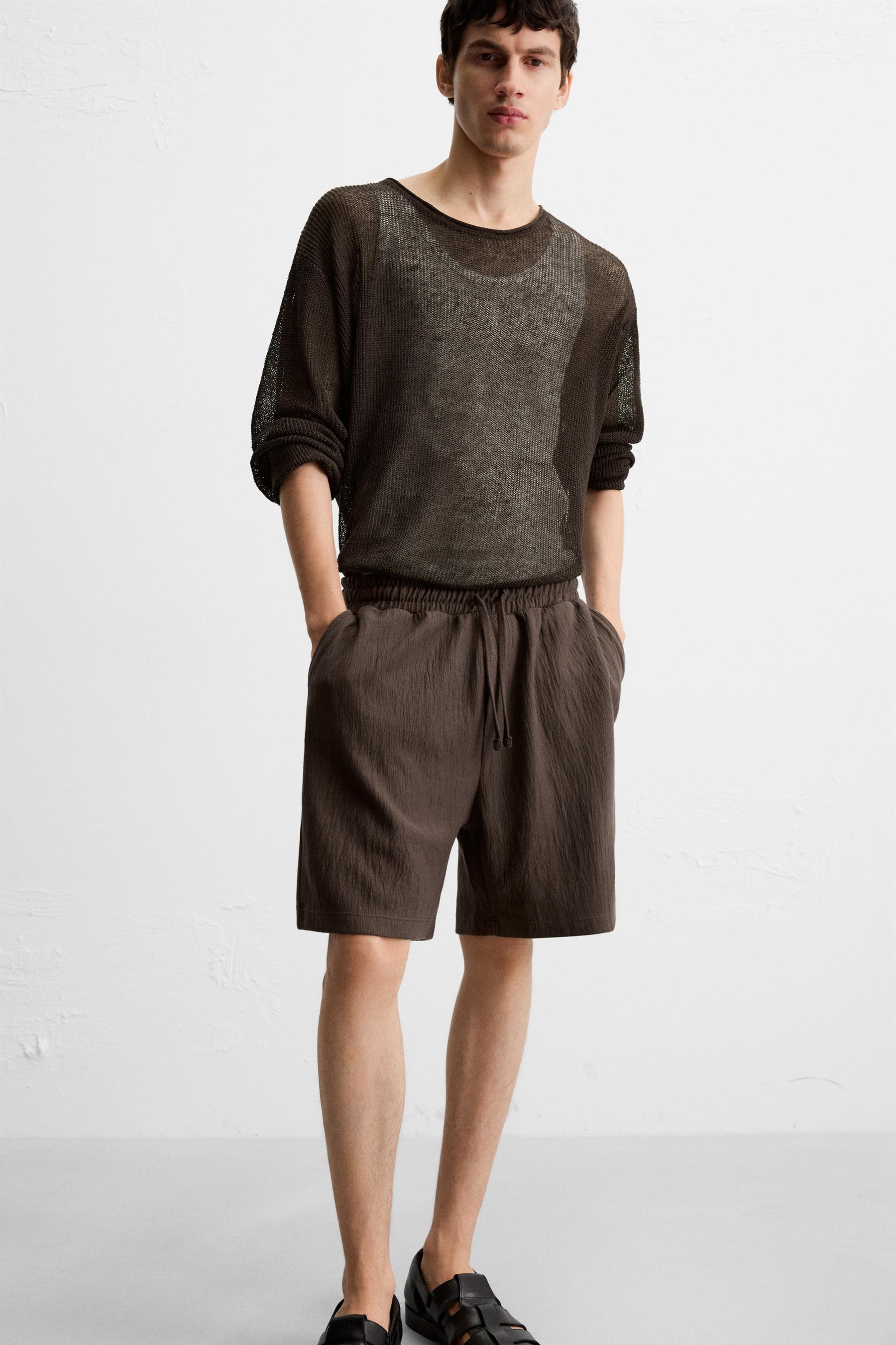 TEXTURED JOGGER BERMUDA SHORTS - Image 5