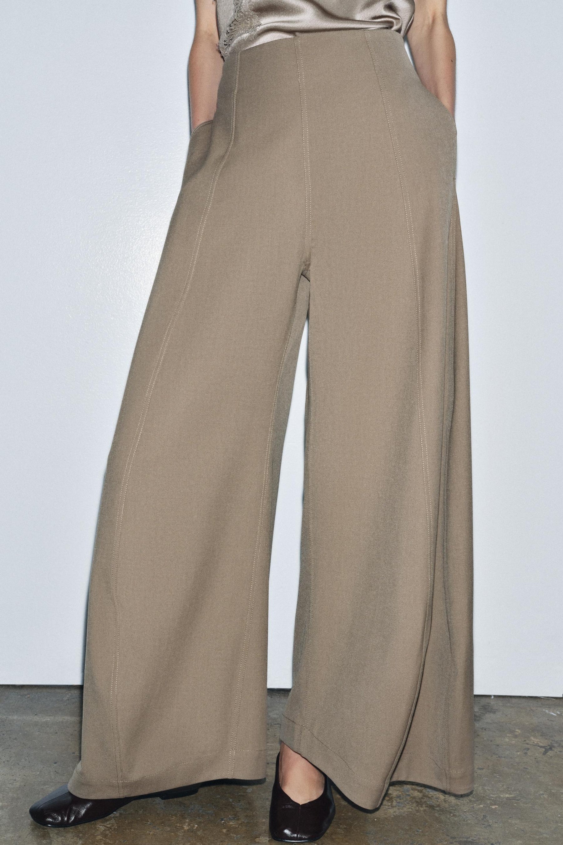 Wide-leg Trousers