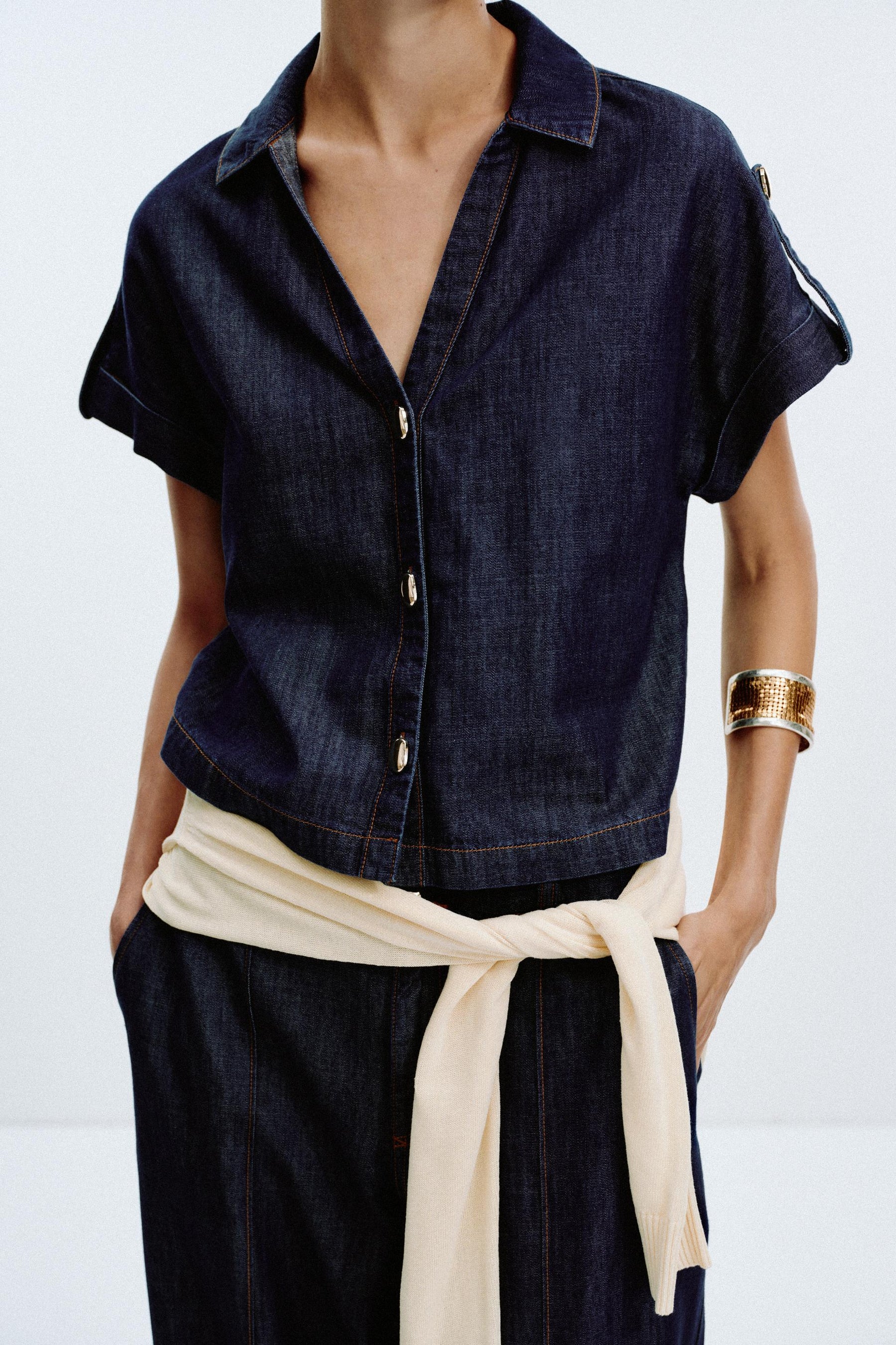 Short sleeve denim shirt