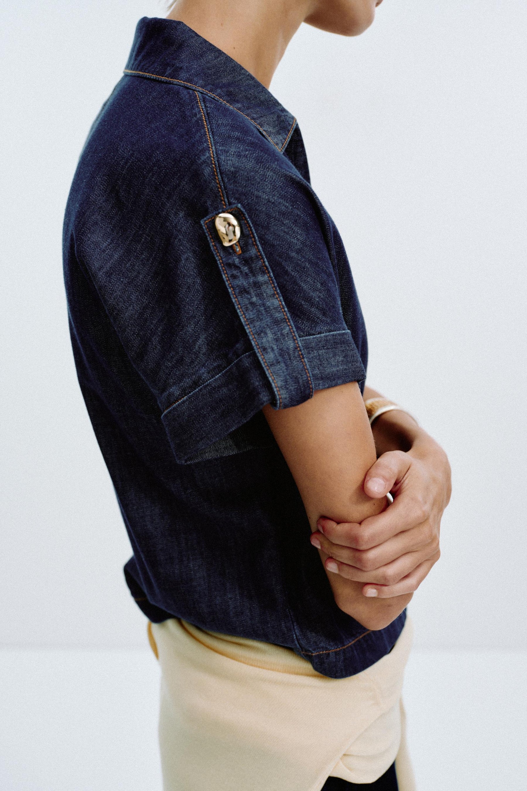Short sleeve denim shirt
