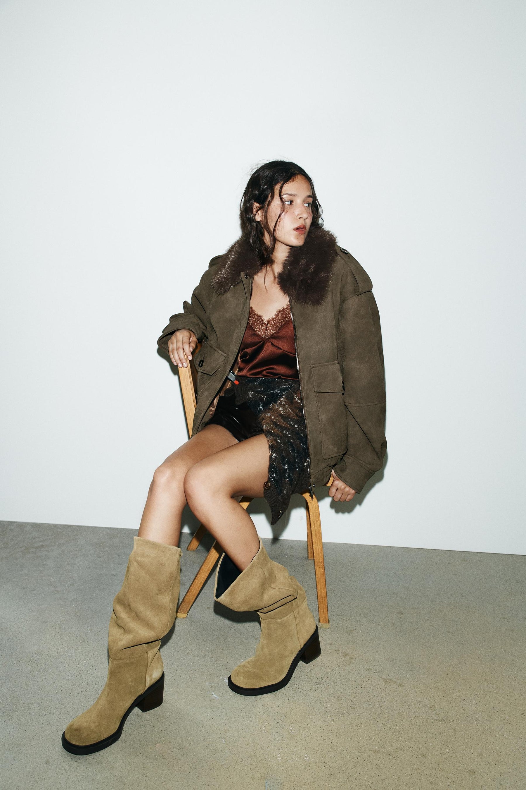 FAUX SUEDE DETACHABLE COLLAR